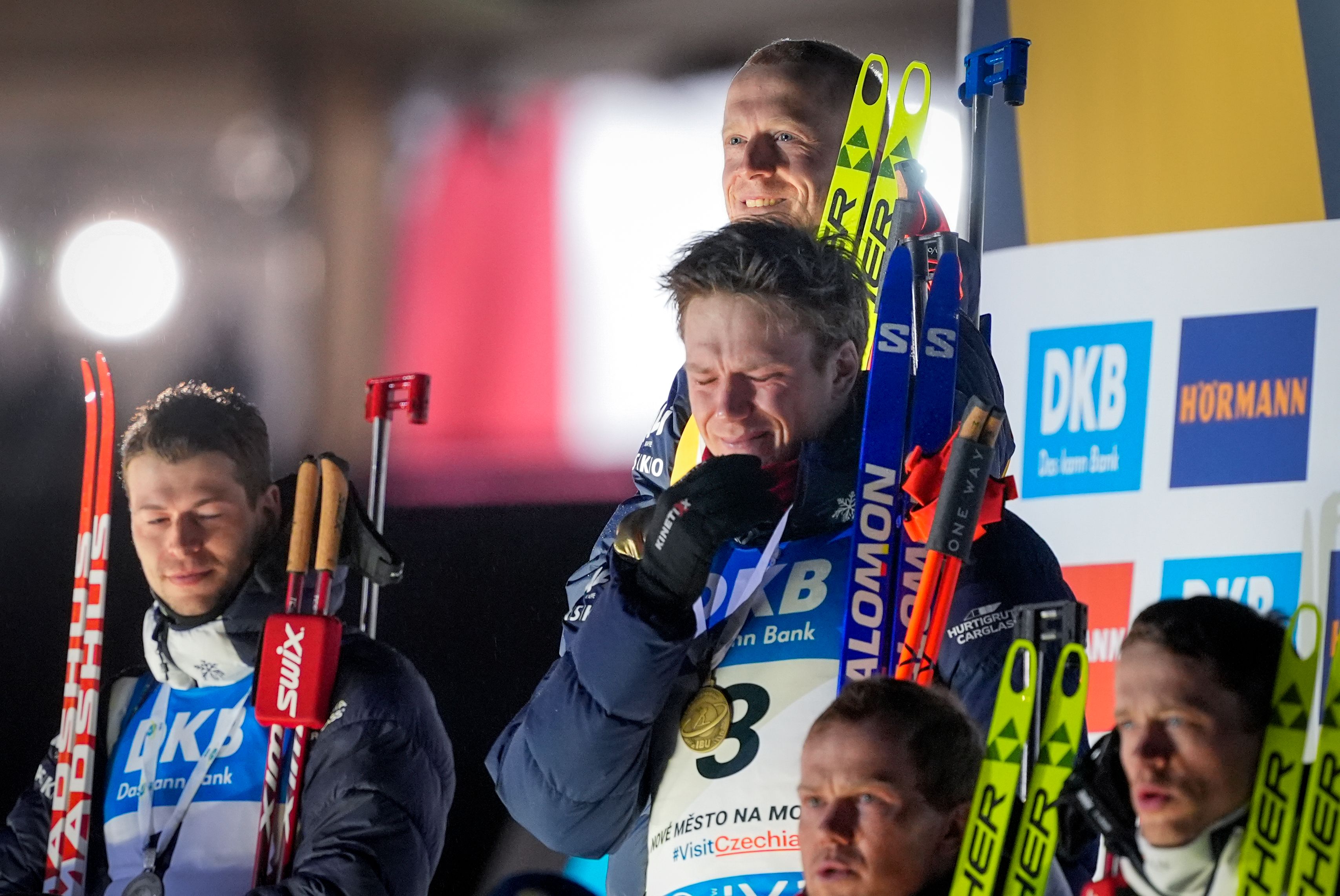 Bei der Siegerehrung konnte Vetle Sjaastad Christiansen die Tränen nicht zurückhalten.