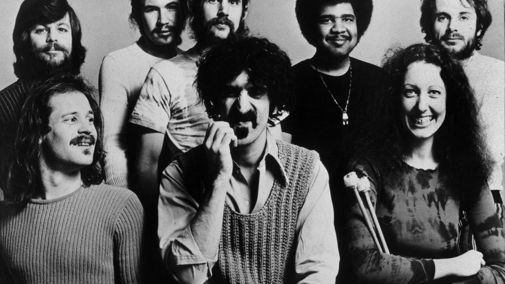 Frank Zappa mit seiner Band The Mothers of Invention 1971. Nur wenige Wochen nach der Aufnahme dieses Fotos inspirierte das Feuer bei ihrem Konzert in Montreux Deep Purples "Smoke On The Water"
