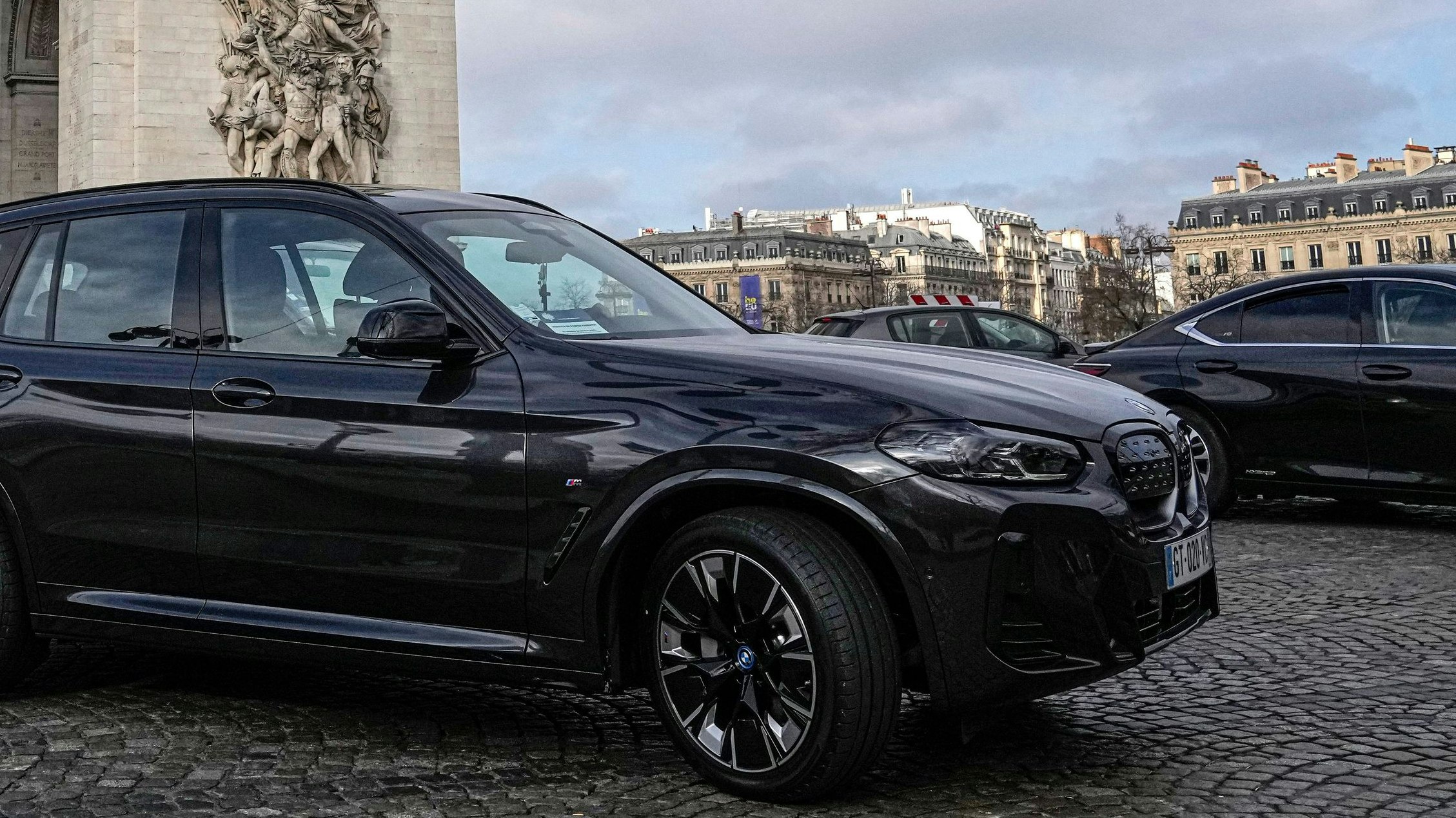 Download von www.picturedesk.com am 12.02.2024 (14:22).  FILE - SUV car drive on the Champs Elysees avenue, near to the Arc de Triomphe Wednesday, Jan. 31, 2024 in Paris. Paris residents are voting on Sunday, Feb. 4, 2024 whether to muscle SUVs off the French capitals streets by making them much more expensive to park. It's the latest leg in a drive by Socialist Mayor Anne Hidalgo to make the host city for this years Olympic Games greener and friendlier for pedestrians and cyclists. (AP Photo/Michel Euler, File) - 20240131_PD20640 - Rechteinfo: Rights Managed (RM)
