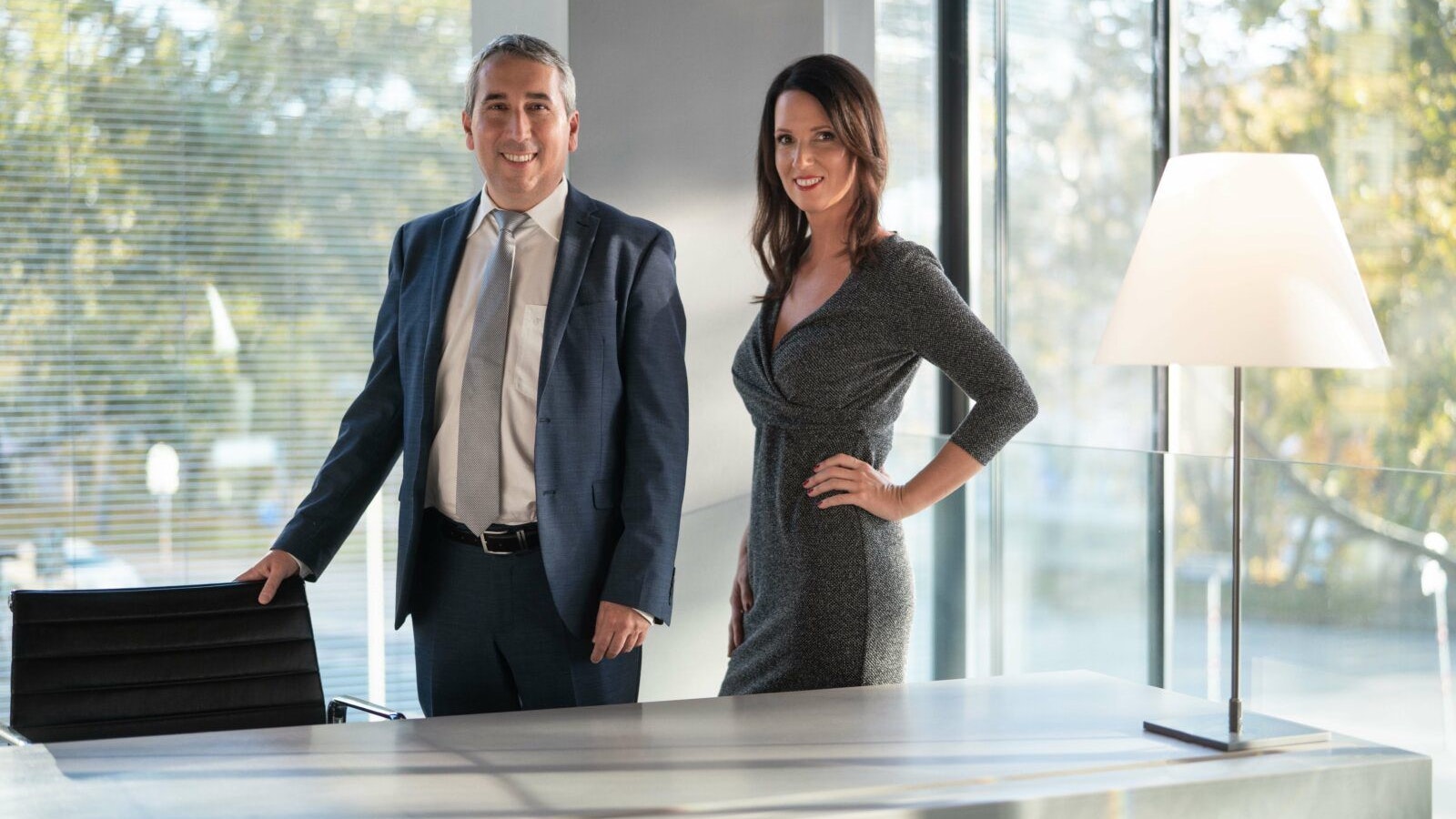 Rainer Kraft, Geschäftsführer vom Vorlagenportal für Arbeitsrecht und Personalverrechnung und Birgit Kronberger, Geschäftsführerin vom Vorlagenportal für Arbeitsrecht und Personalverrechnung