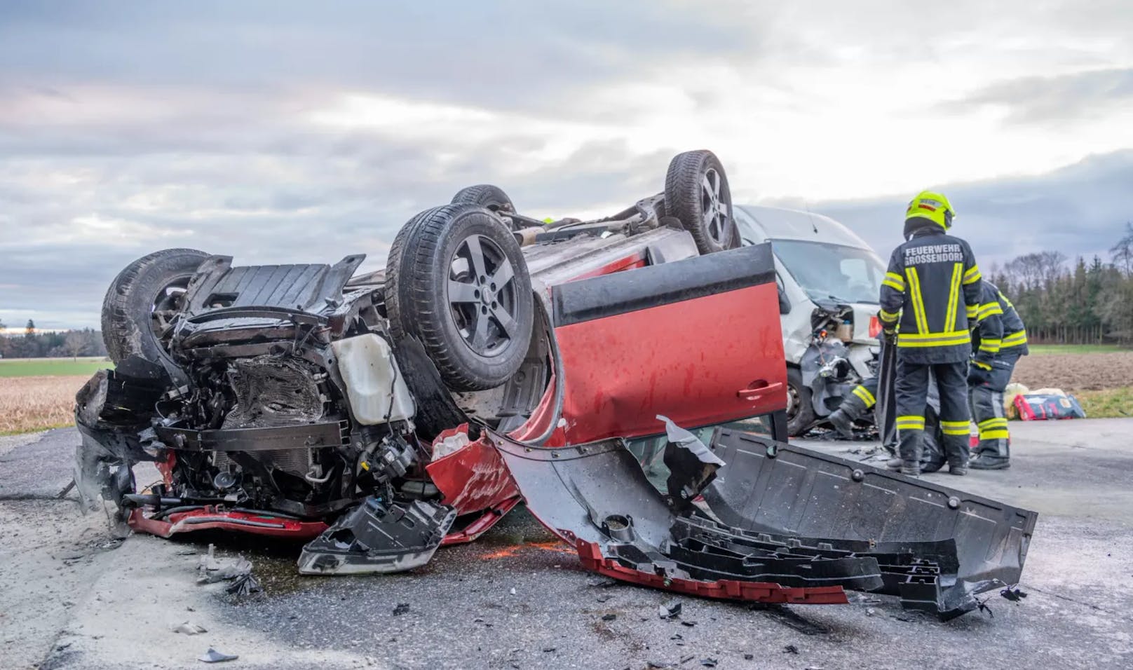 Autoüberschlag nach wildem Crash – drei Verletzte