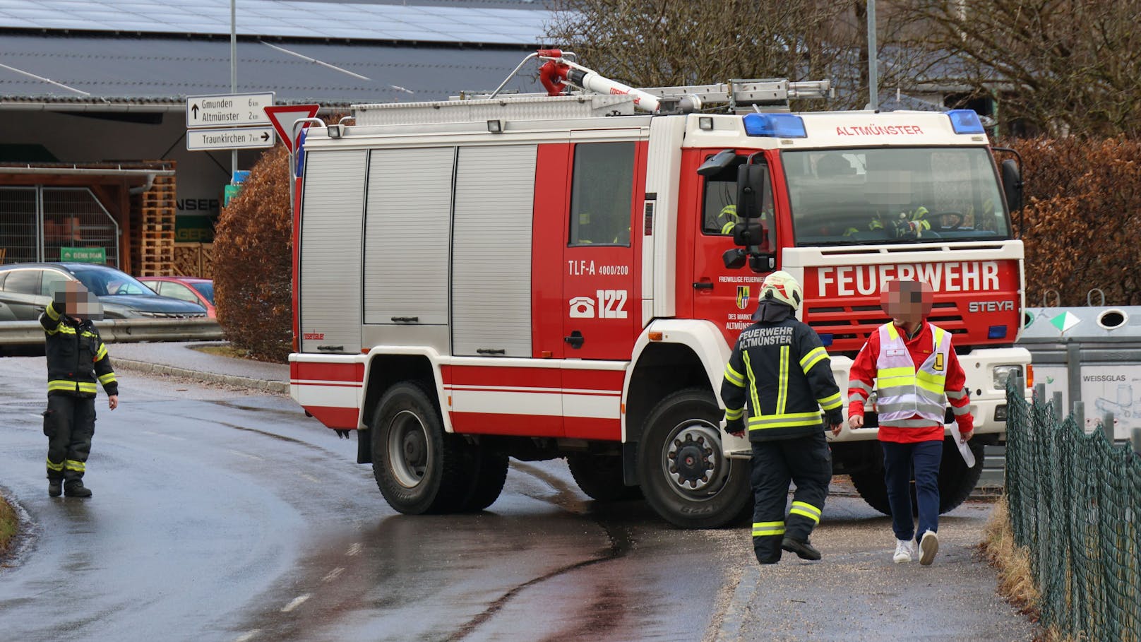 Die Verletzten wurden mit Verdacht auf eine Rauchgasvergiftung in die Salzkammergut Kliniken Gmunden, Bad Ischl und Vöcklabruck eingeliefert.