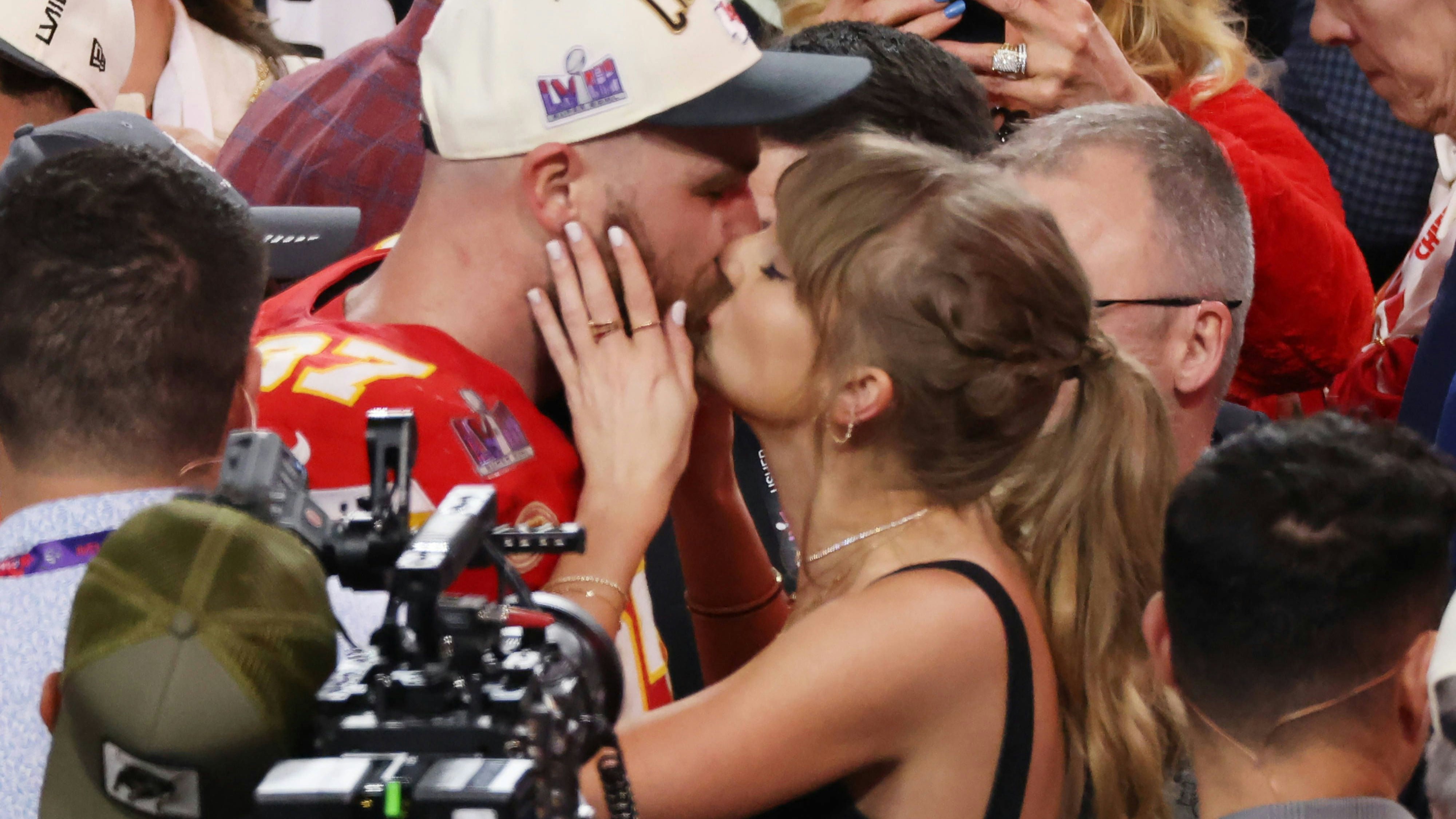 Siegerkuss von Pop-Star Taylor Swift und Travis Kelce