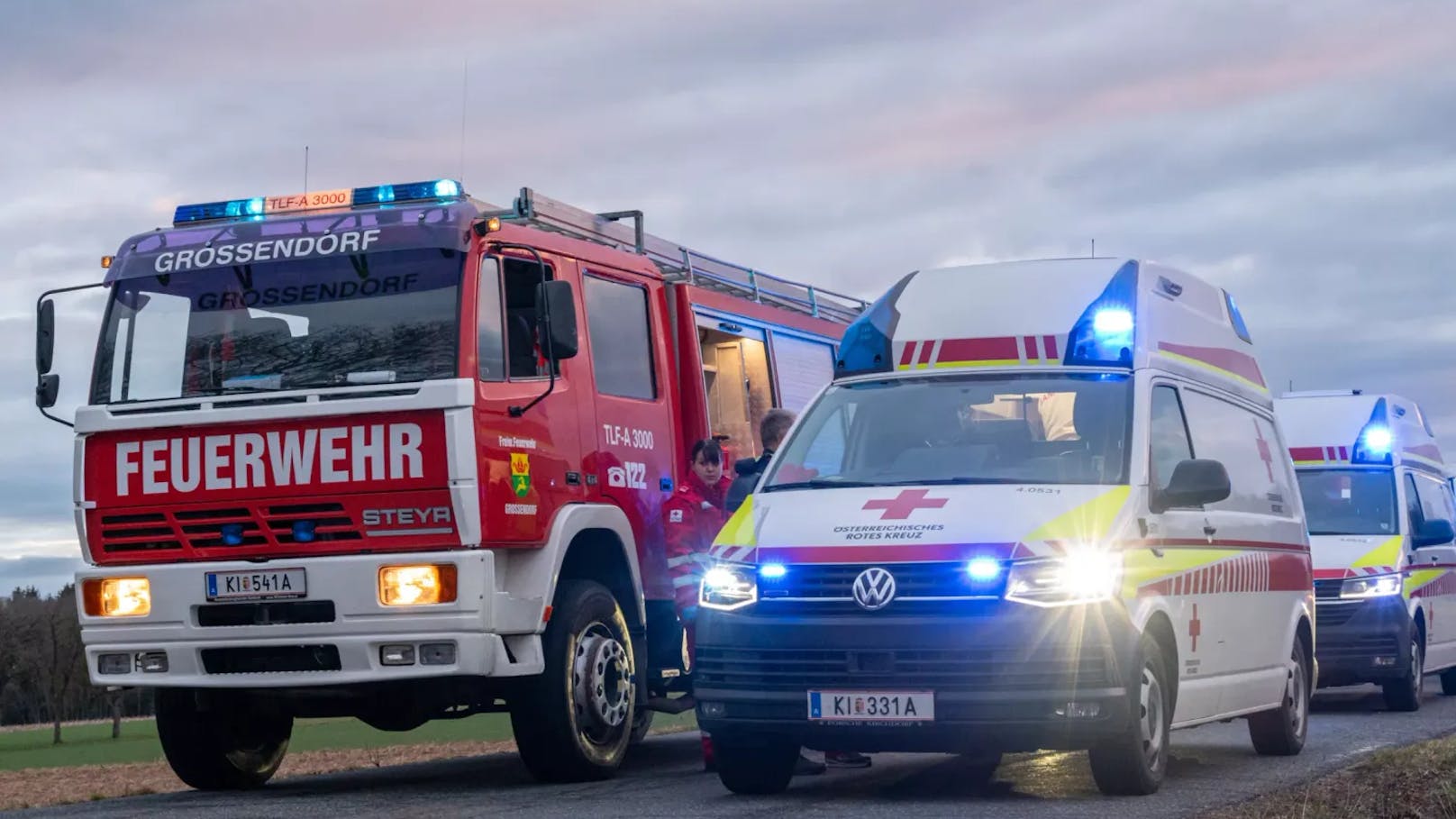 Alle drei Personen wurden leicht verletzt nach einer Erstversorgung in das Pyhrn-Eisenwurzen Klinikum in Kirchdorf bzw. Klinikum Wels gebracht.