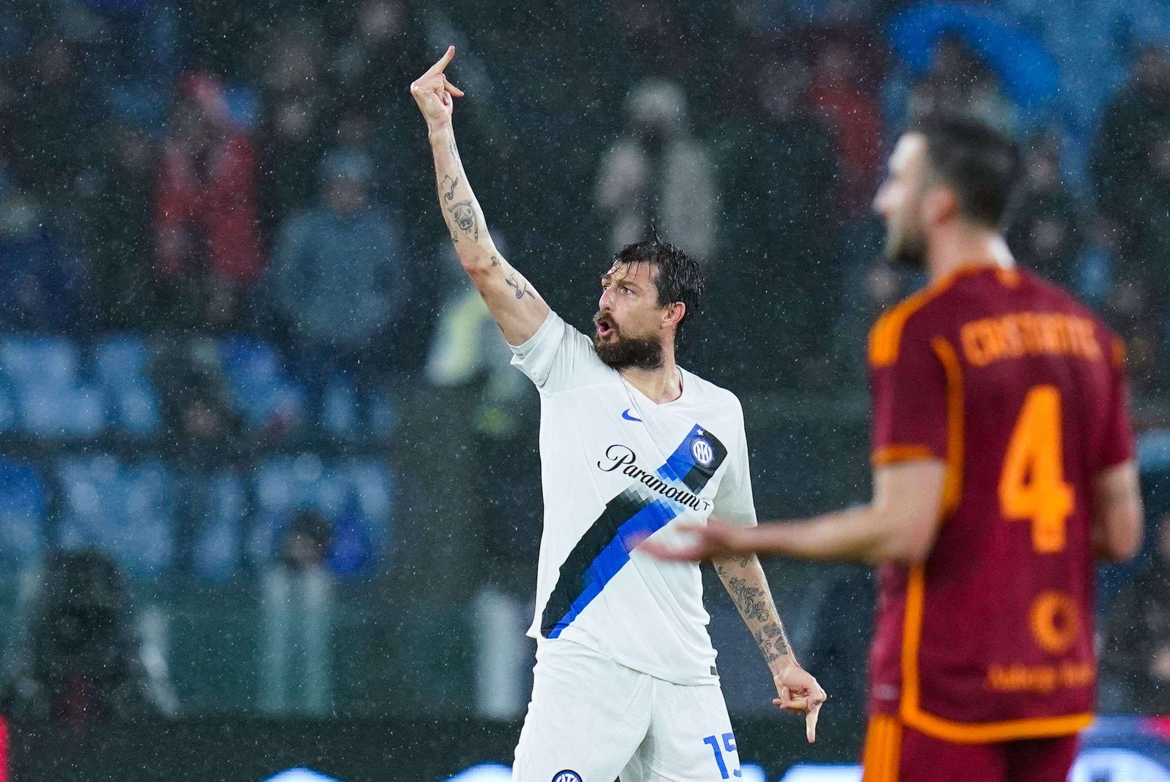 Die Aktion könnte dem Innenverteidiger Francesco Acerbi teuer zu stehen kommen.