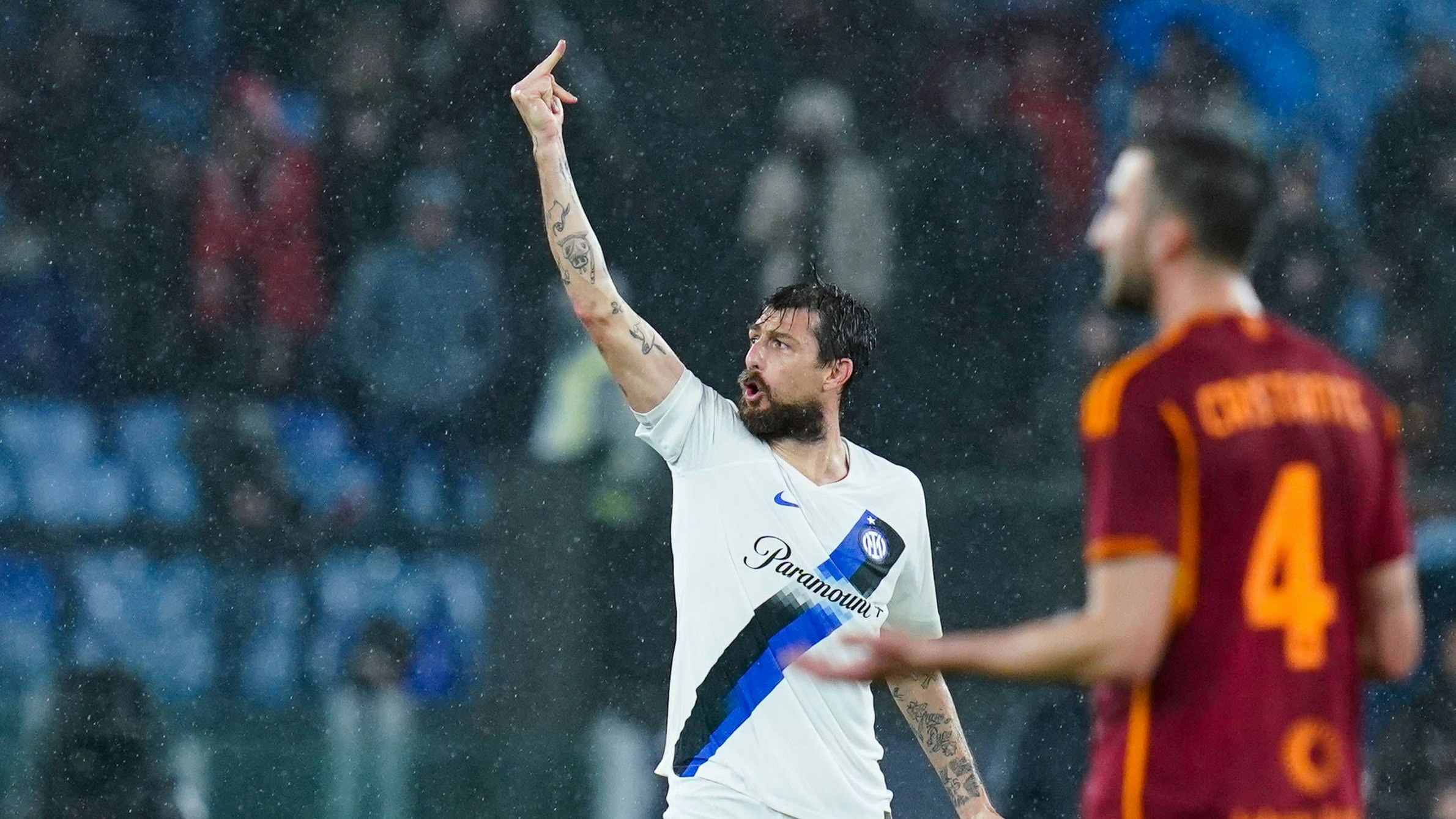 Die Aktion könnte dem Innenverteidiger Francesco Acerbi teuer zu stehen kommen.