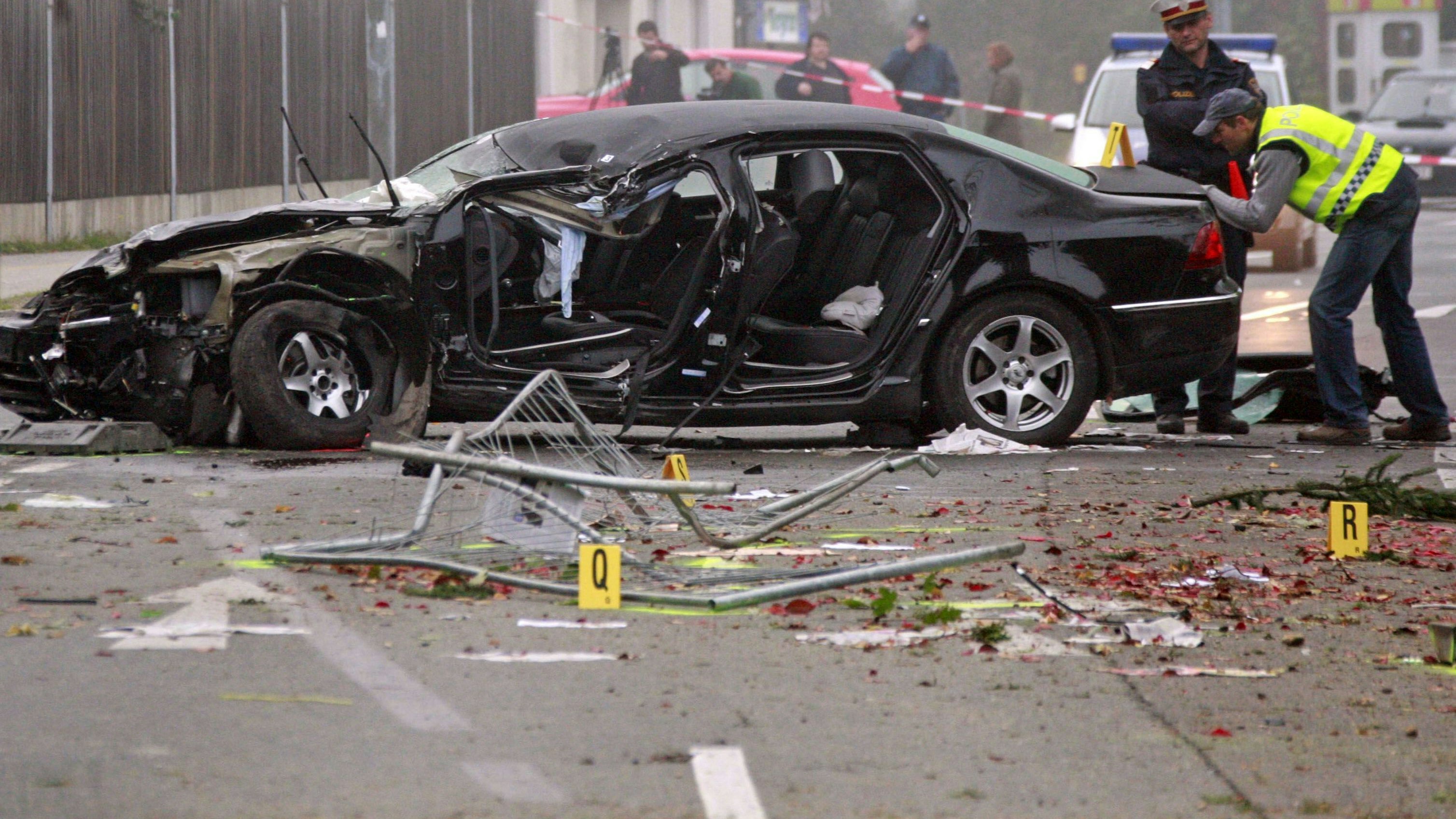 Das Wrack jenes VW Phaeton, in dem in der Nacht auf Samstag, 11.Oktober 2008, Kärntens Landeschef Jörg Haider auf der Loiblpass-Bundesstraße in Lambichl in Kärnten tödlich verunglückte.