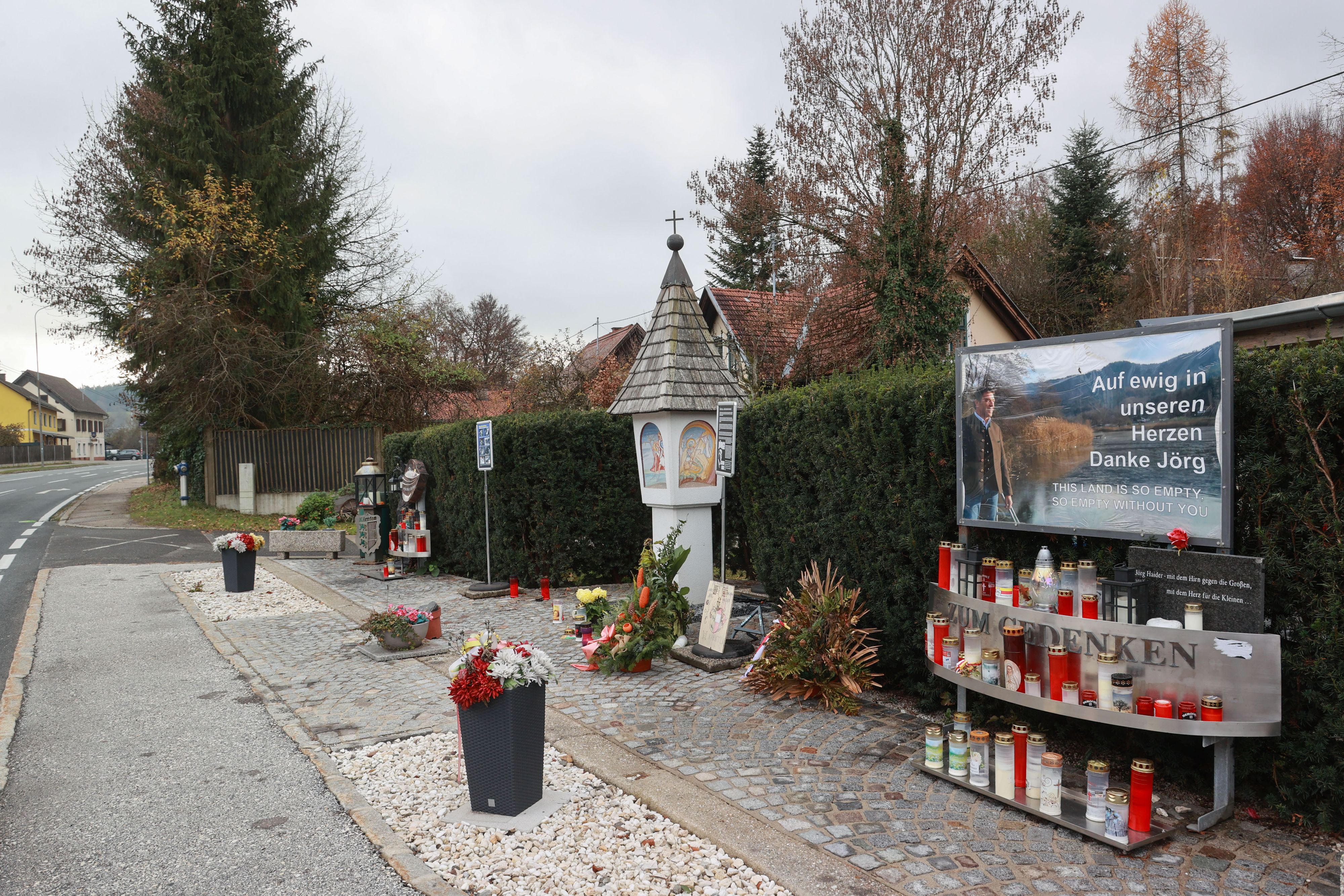 Die Gedenkstelle am Unfallort von Landeshauptmann Jörg Haider in Kärnten wurde verwüstet.
