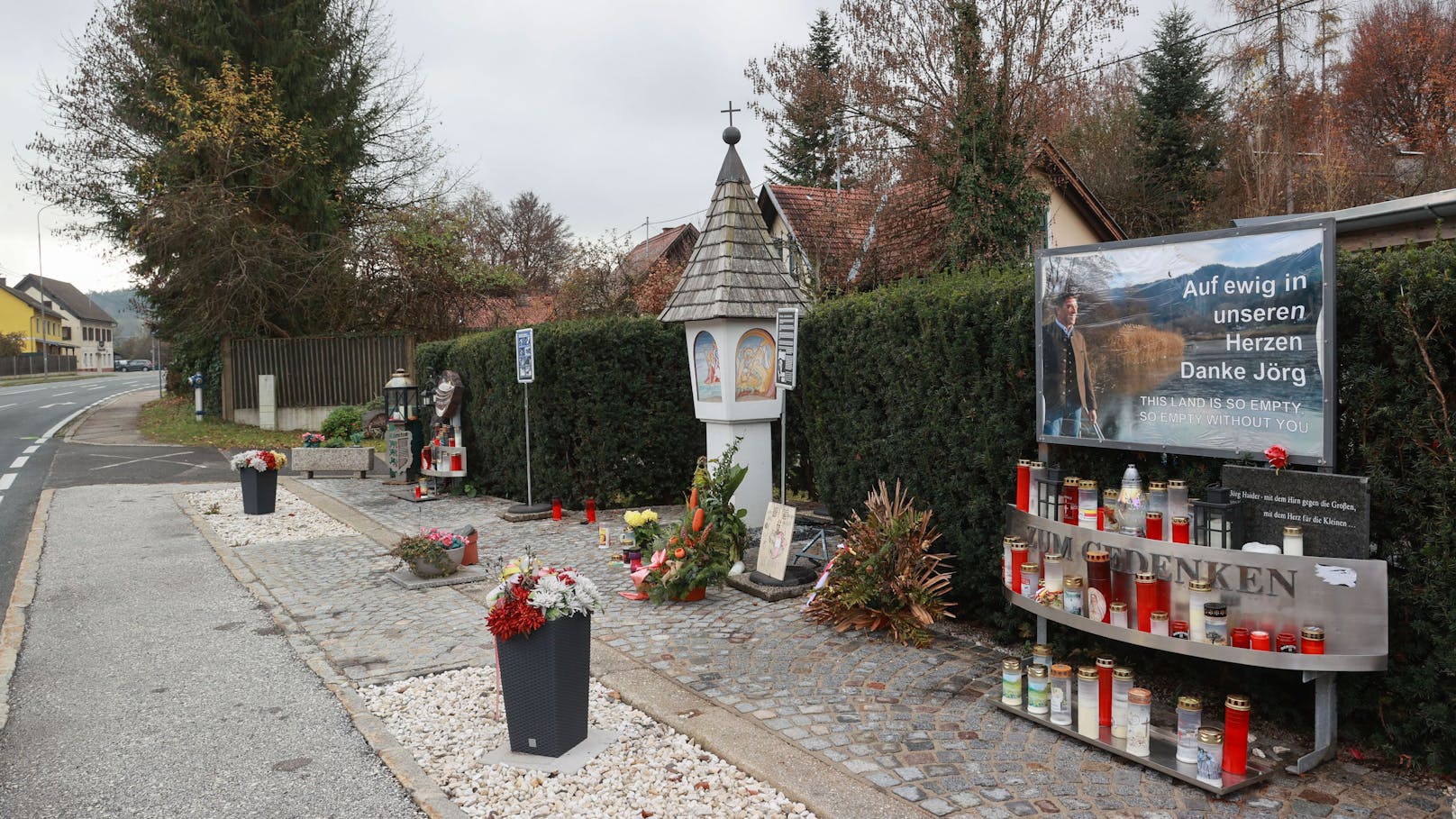 Gedenkstelle am Unfallort von Ex-Landeshauptmann Jörg Haider in Kärnten.