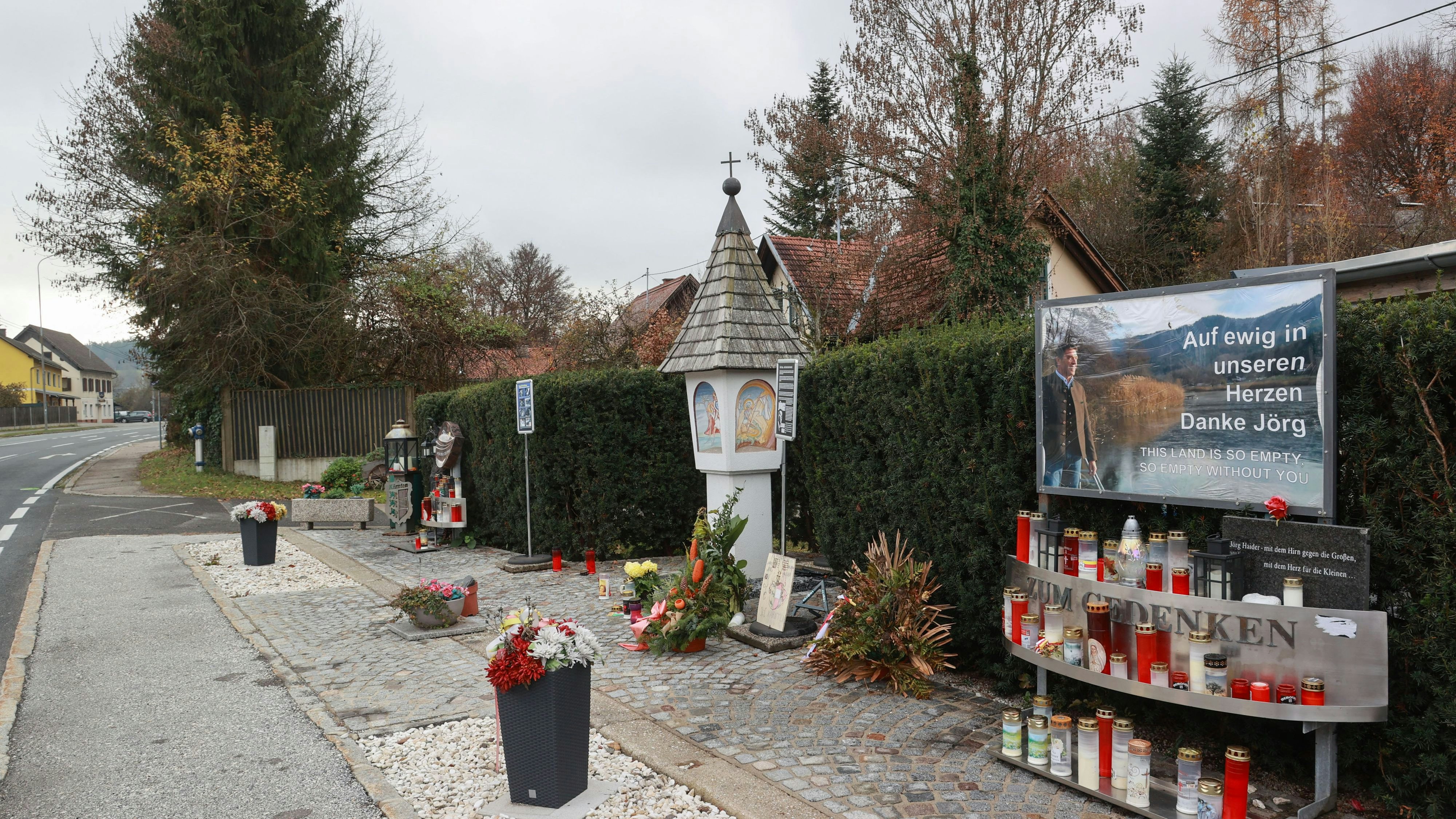 Gedenkstelle am Unfallort von Landeshauptmann Jörg Haider in Kärnten wurde verwüstet. 