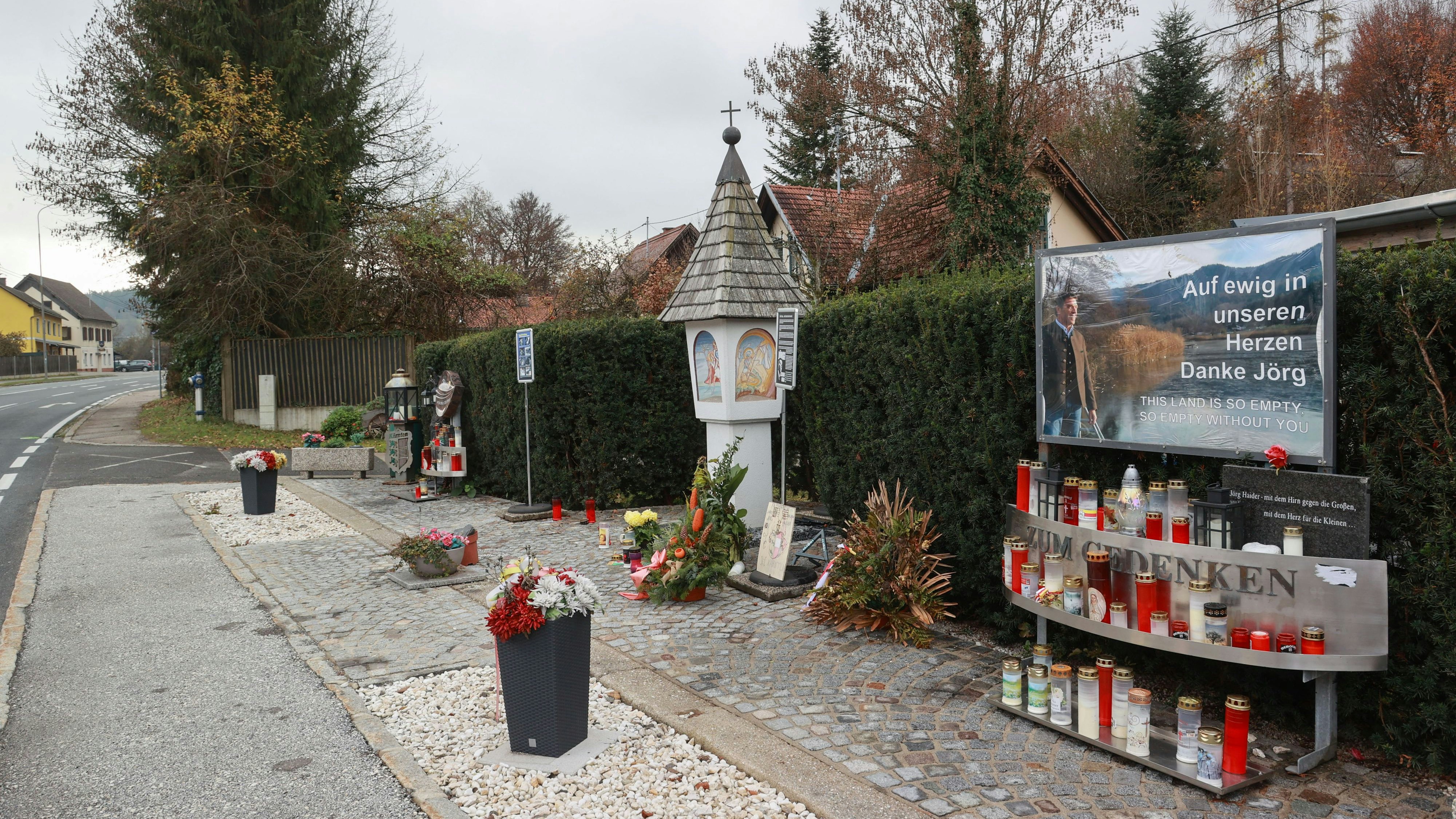 Gedenkstelle am Unfallort von Ex-Landeshauptmann Jörg Haider in Kärnten.