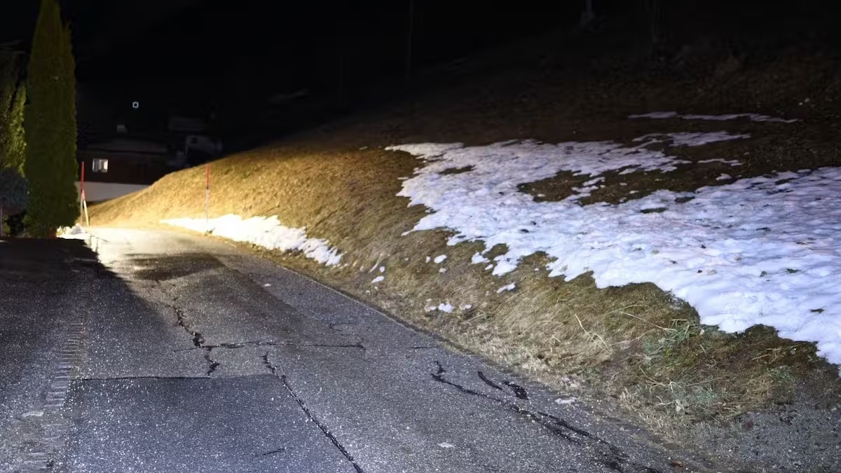 Am Samstag wurde hier auf einer Quartierstrasse in Sedrun ein Hund von einem Jäger erschossen.