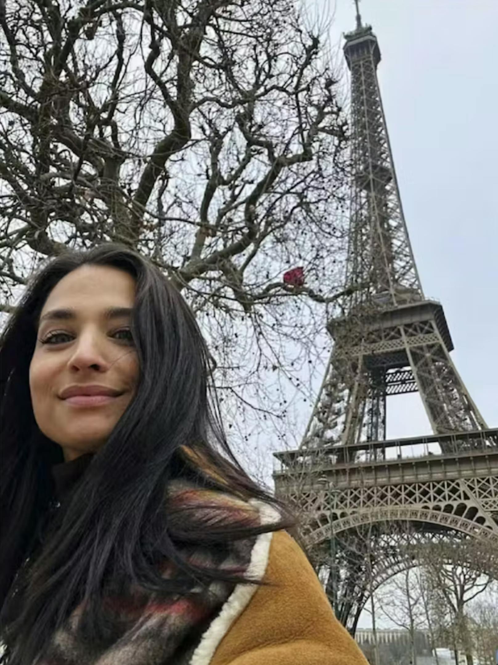 Amira Pocher in Paris vor dem Eiffelturm.