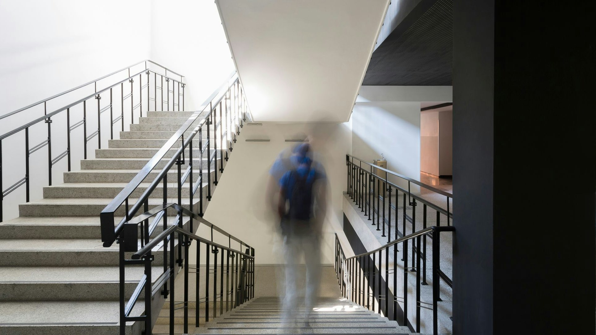 Lehrer stürzte im Stiegenhaus drei Stockwerke in die Tiefe. 