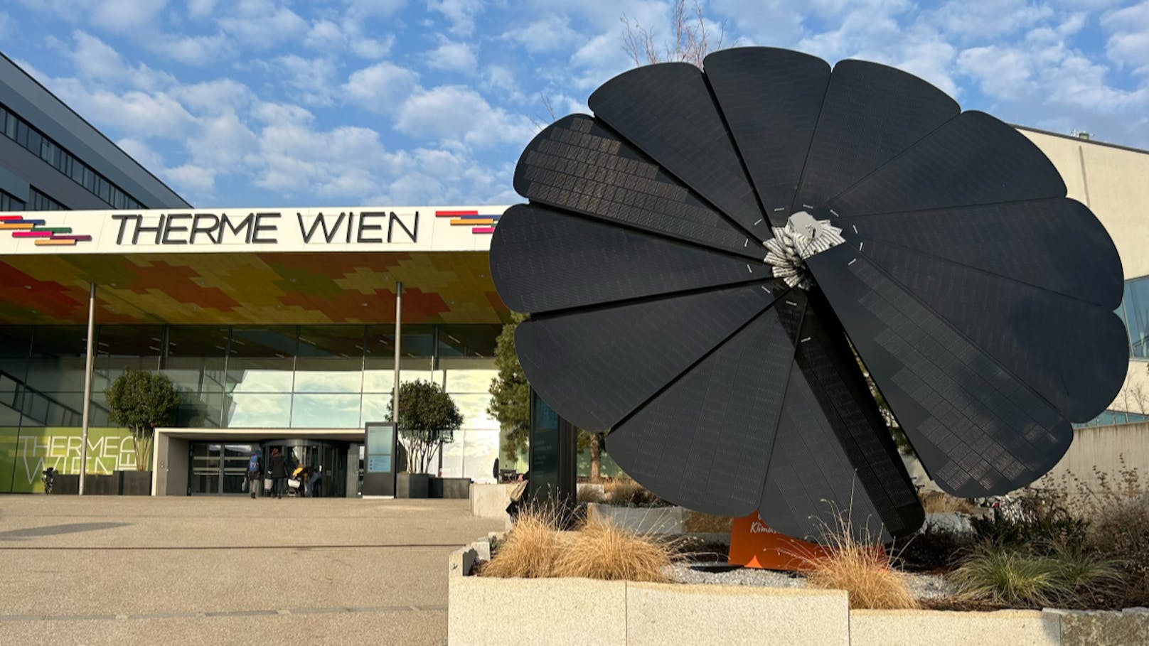 Smartflower-Solarblume vor den Toren der Wiener Therme.