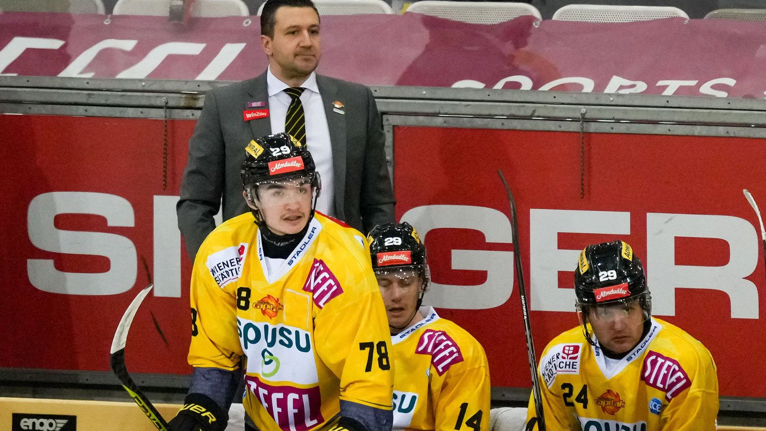 Coach Dolezal und seine Caps scheiden aus.