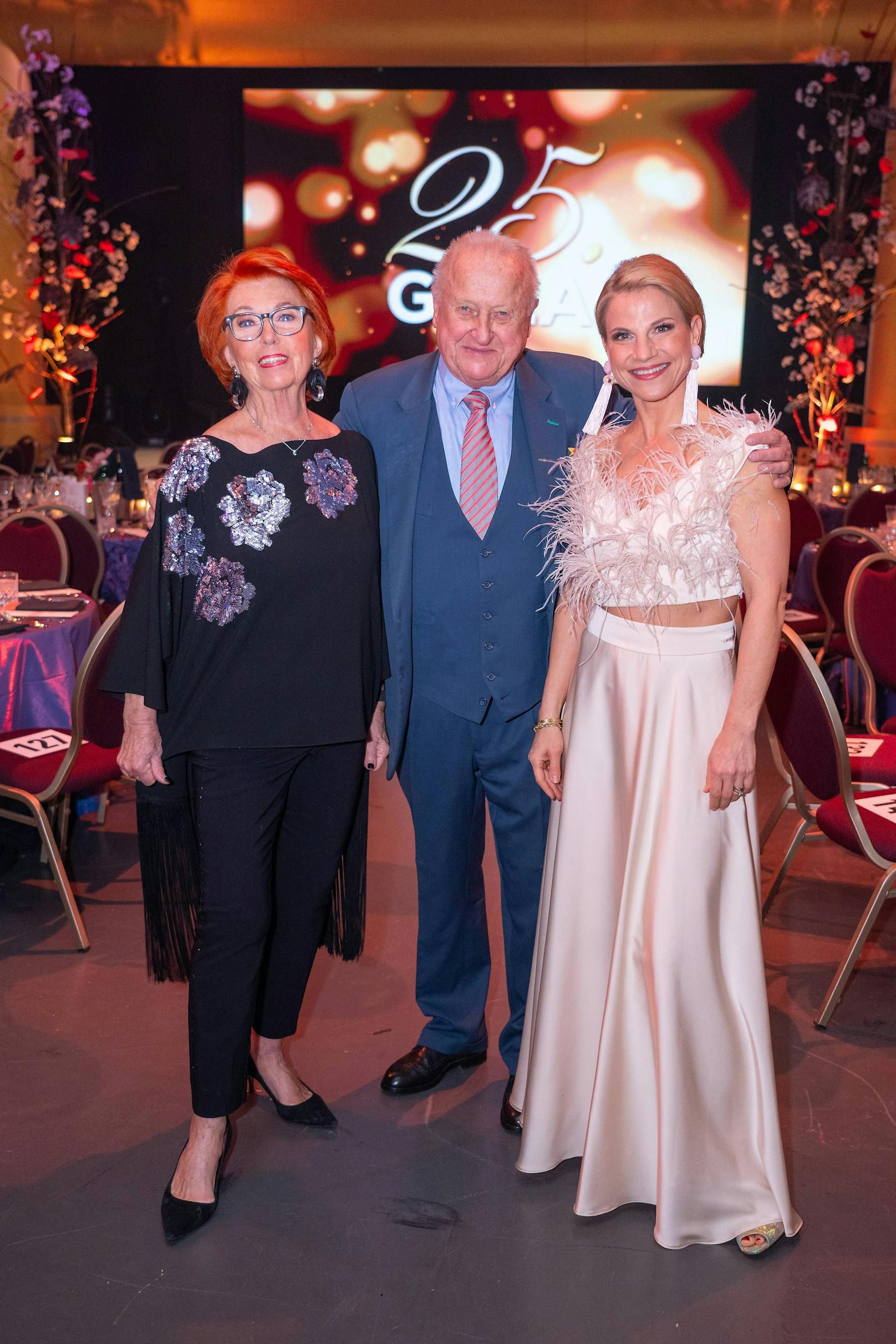 Kristina Sprenger moderierte durch die Gala - hier mit Inge und Rudolf "Purzel" Klingohr