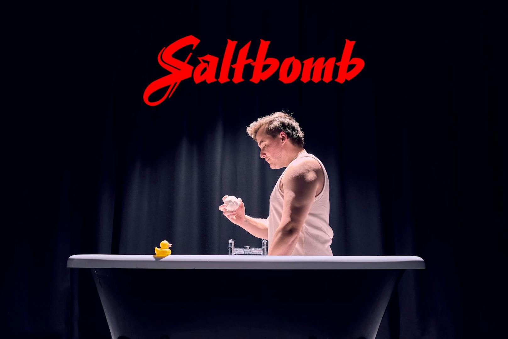 Dem Filmposter von "Saltburn" nachempfunden, wurde die Werbung von Lush für ihre limitierte "Saltbomb".