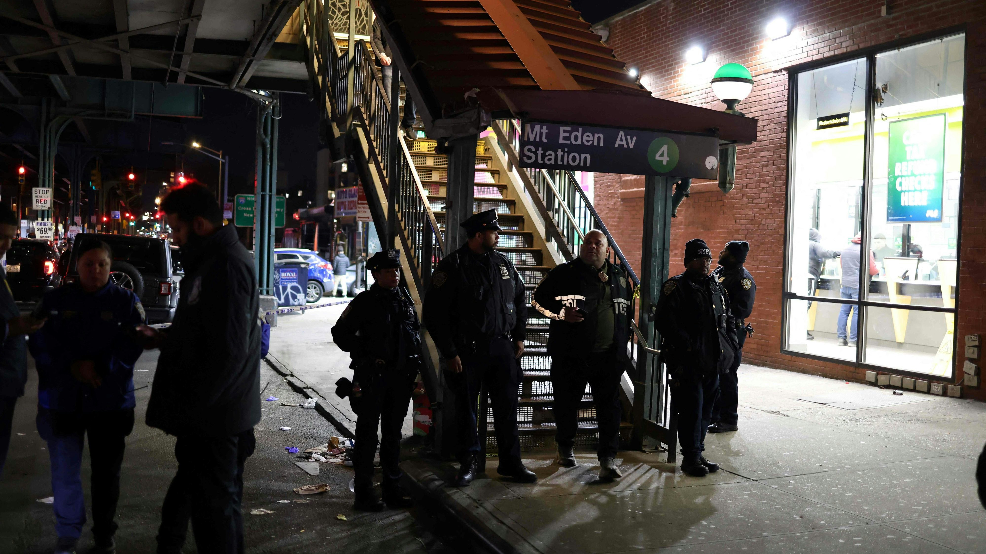 Die Polizei riegelte die U-Bahn-Station Mt. Eden Avenue ab. 