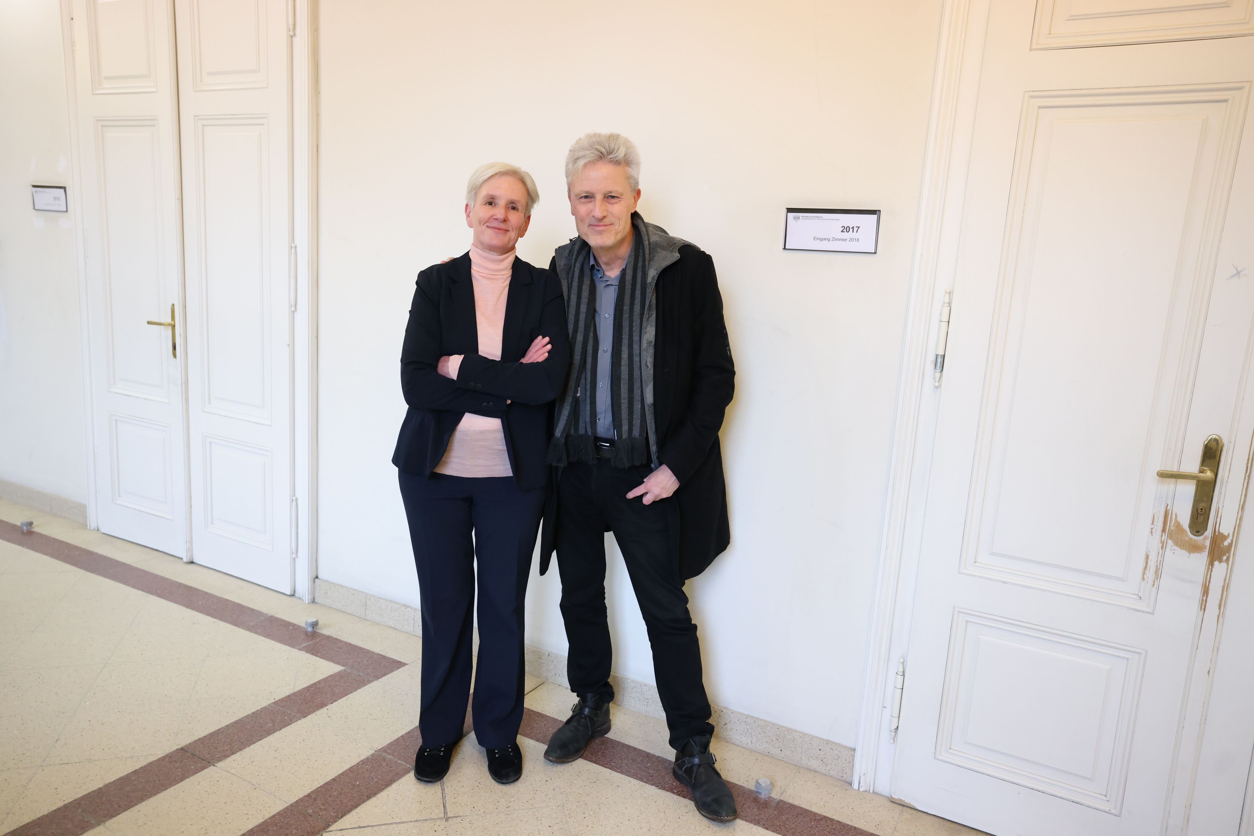 Ob ihm jetzt das Lachen vergeht? Florian Scheuba mit Anwältin Maria Windhager