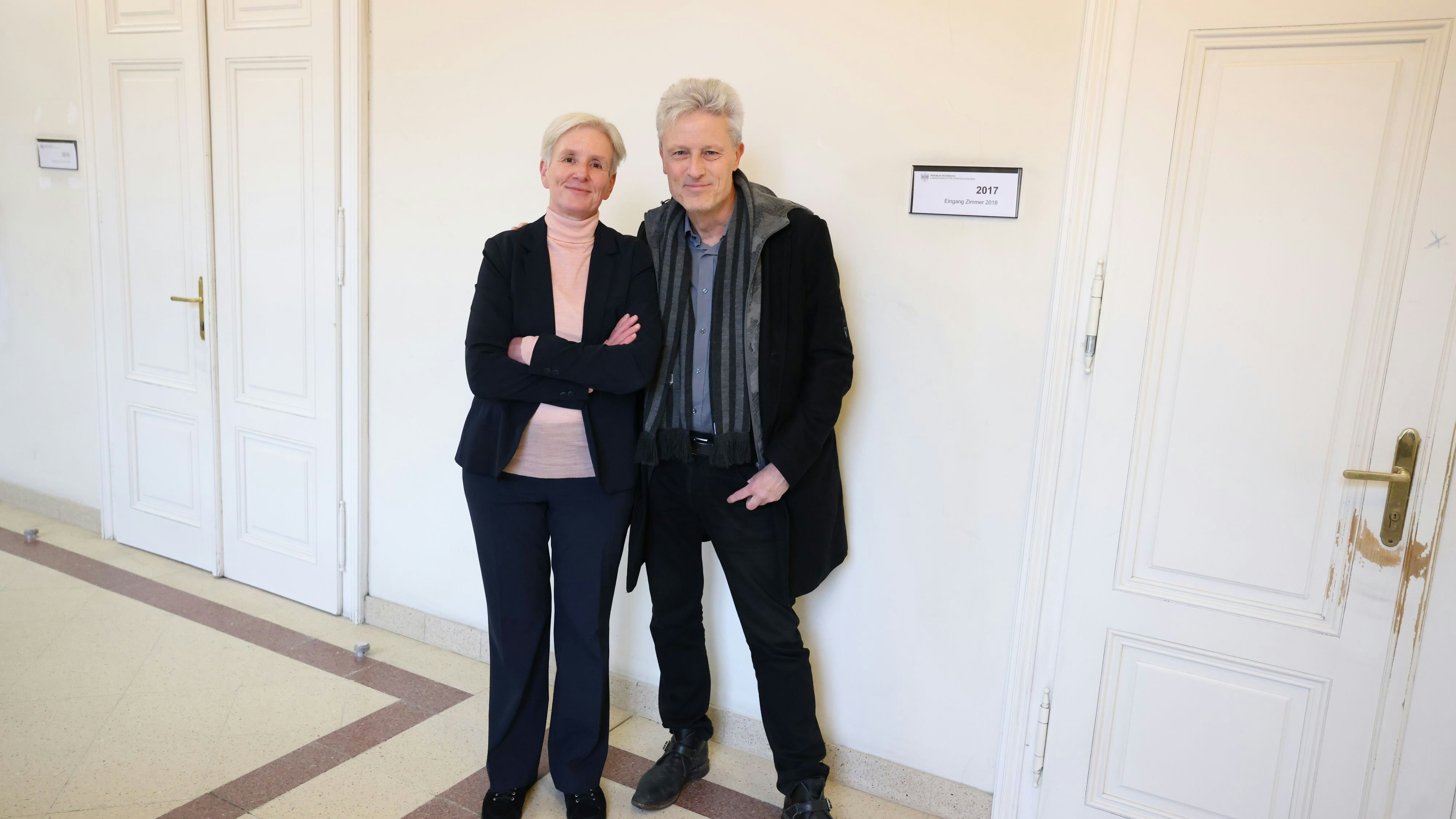 Florian Scheuba mit Anwältin Maria Windhager. 