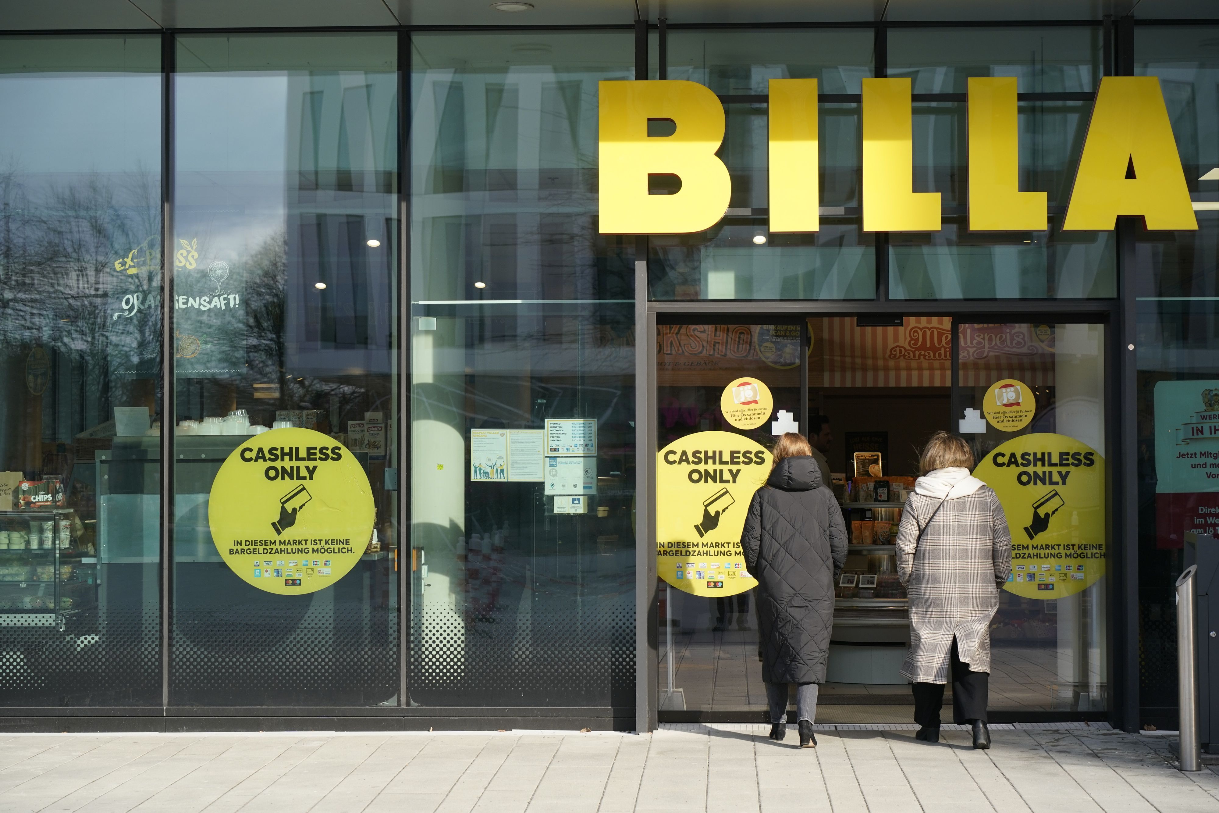 In dieser Billa-Filiale kann nur an einer SB-Kasse mit Bargeld bezahlt werden.