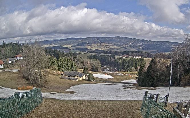 Das Skigebiet Hansberg (Bez. Rohrbach) liegt auf rund 850 Metern. Schnee ist dort derzeit wenig zu sehen.