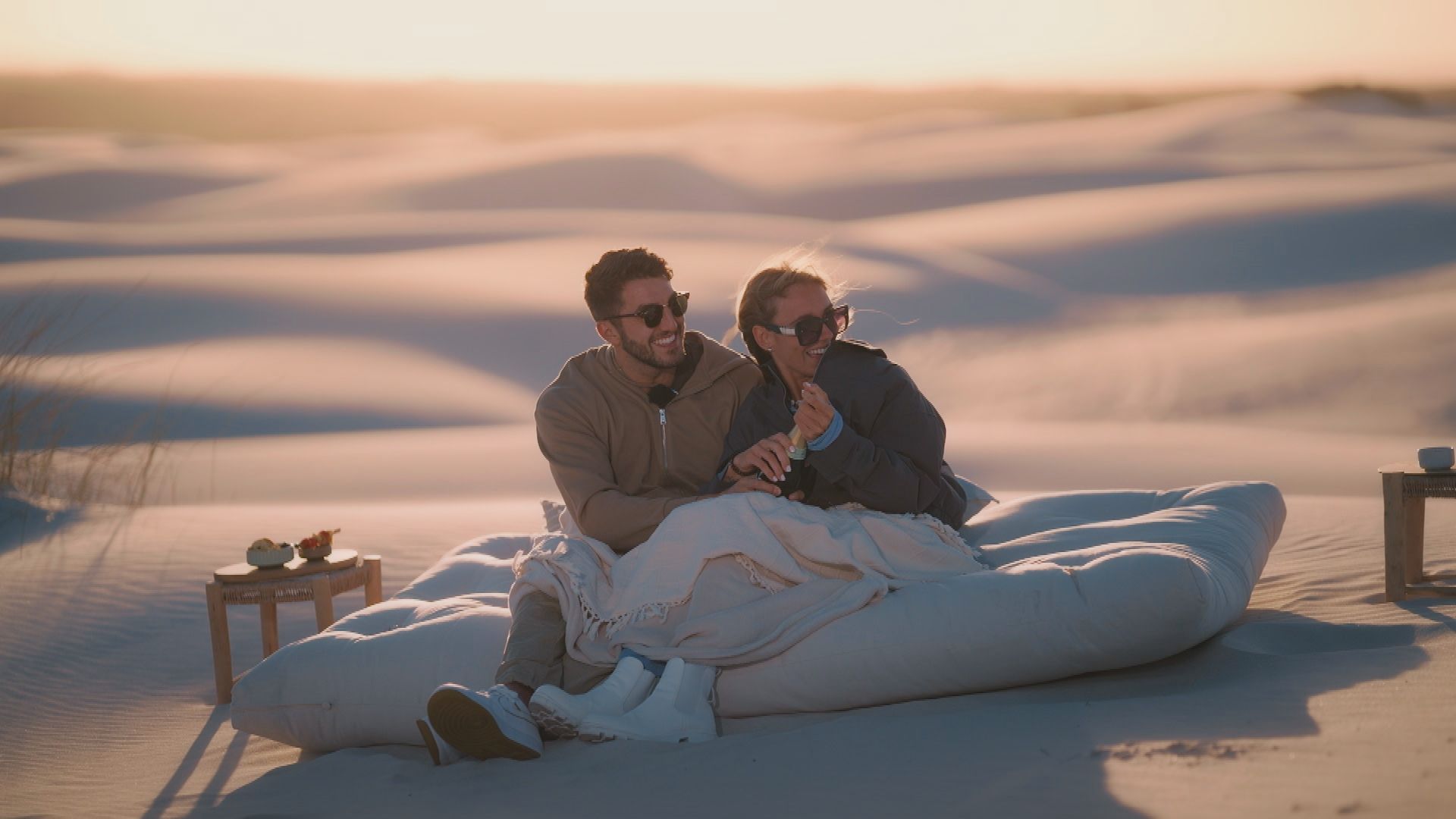 Dennis und Laura beim kuscheligen Date in der Wüste