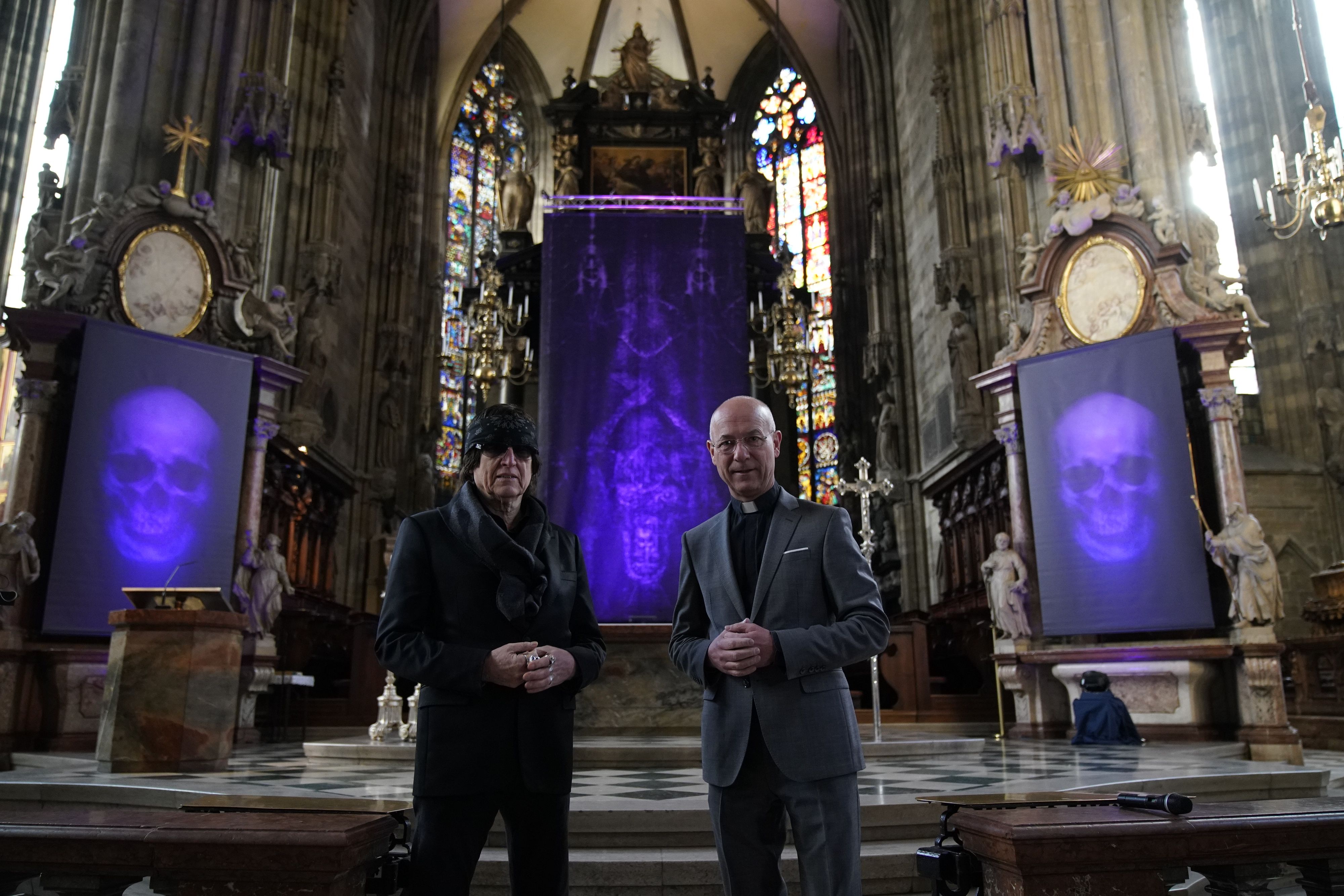 Künstler Gottfried Helnwein (li.) und Dompfarrer Toni Faber präsentierten den ersten Teil des dreiteiligen Kunstwerkes dass in der Fastenzeit den Stephansdom ziert. 