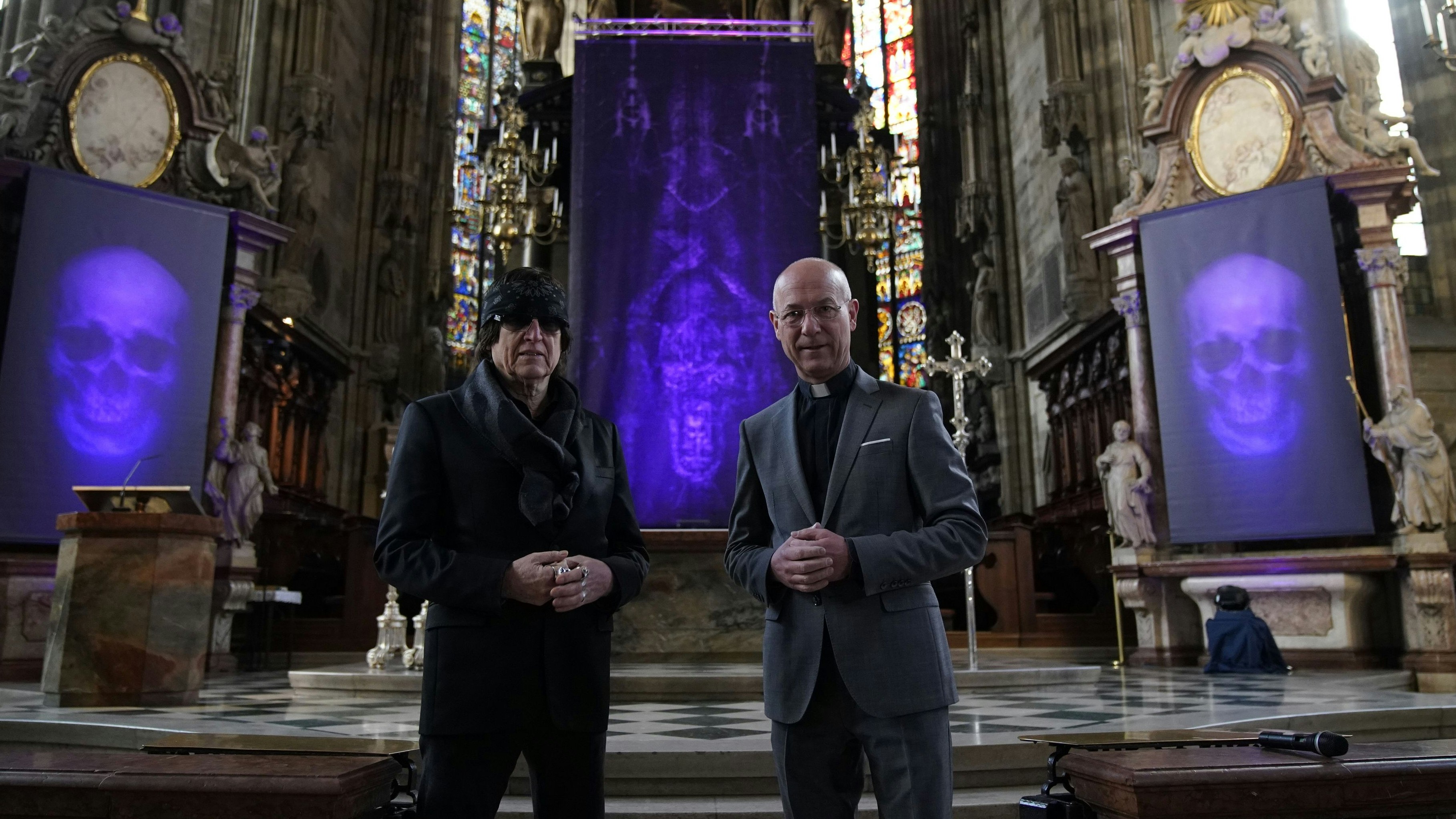 Künstler Gottfried Helnwein (li.) und Dompfarrer Toni Faber präsentierten den ersten Teil des dreiteiligen Kunstwerkes dass in der Fastenzeit den Stephansdom ziert. 
