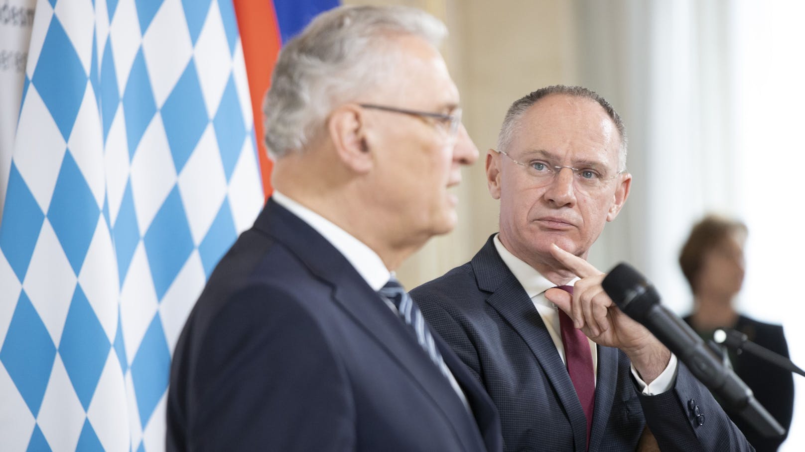 v.l.: Der bayrische Staatsminister für Inneres, <strong>Joachim Herrmann</strong> (CSU) und Innenminister <strong>Gerhard Karner</strong> (ÖVP) am 13. Februar 2024 im Innenministerium in Wien.