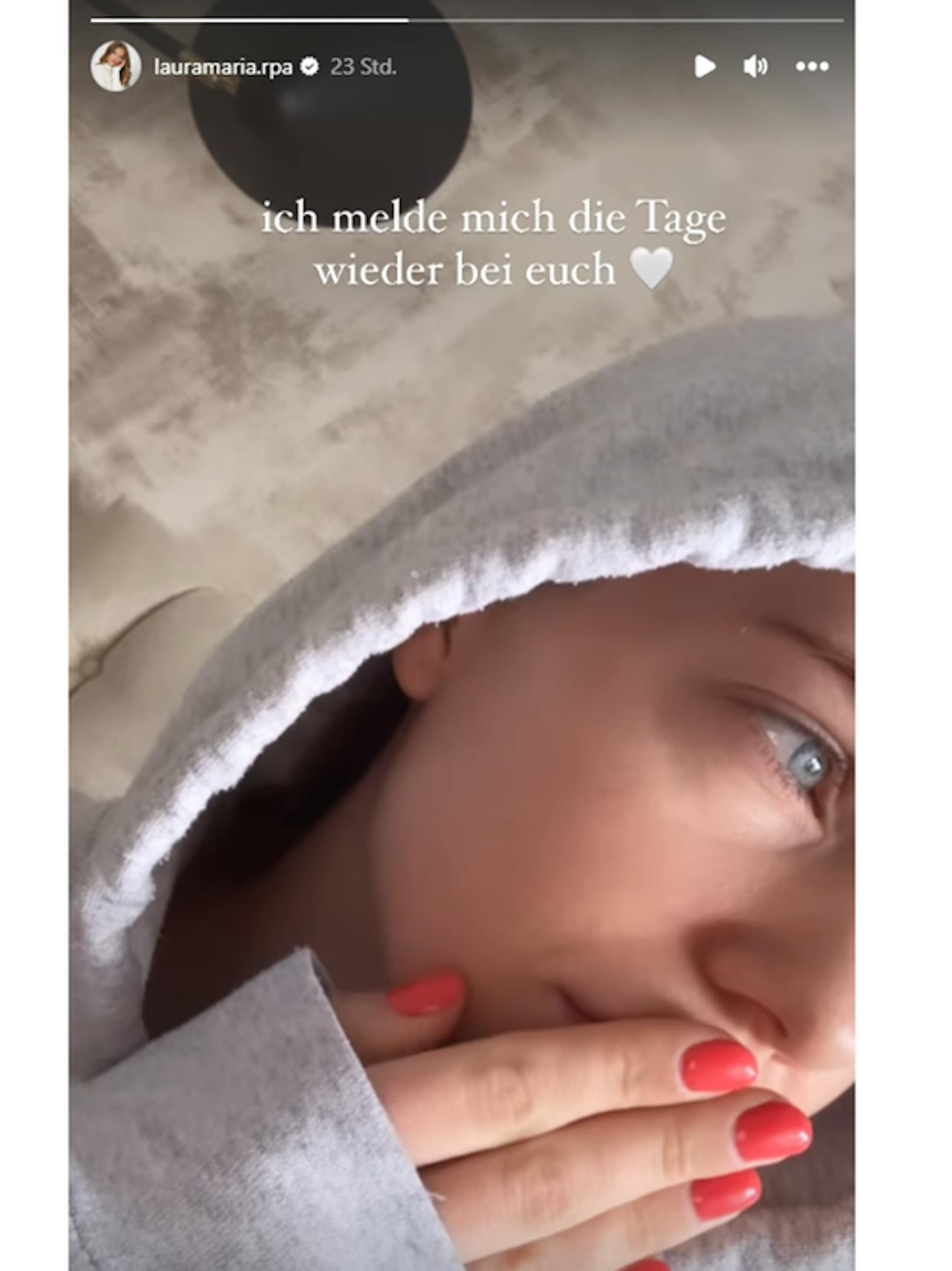 Laura Maria Rypa sieht müde aus. In ihrer Instagram-Story gibt sie ein kurzes Update, während sie sich ins Bett kuschelt.