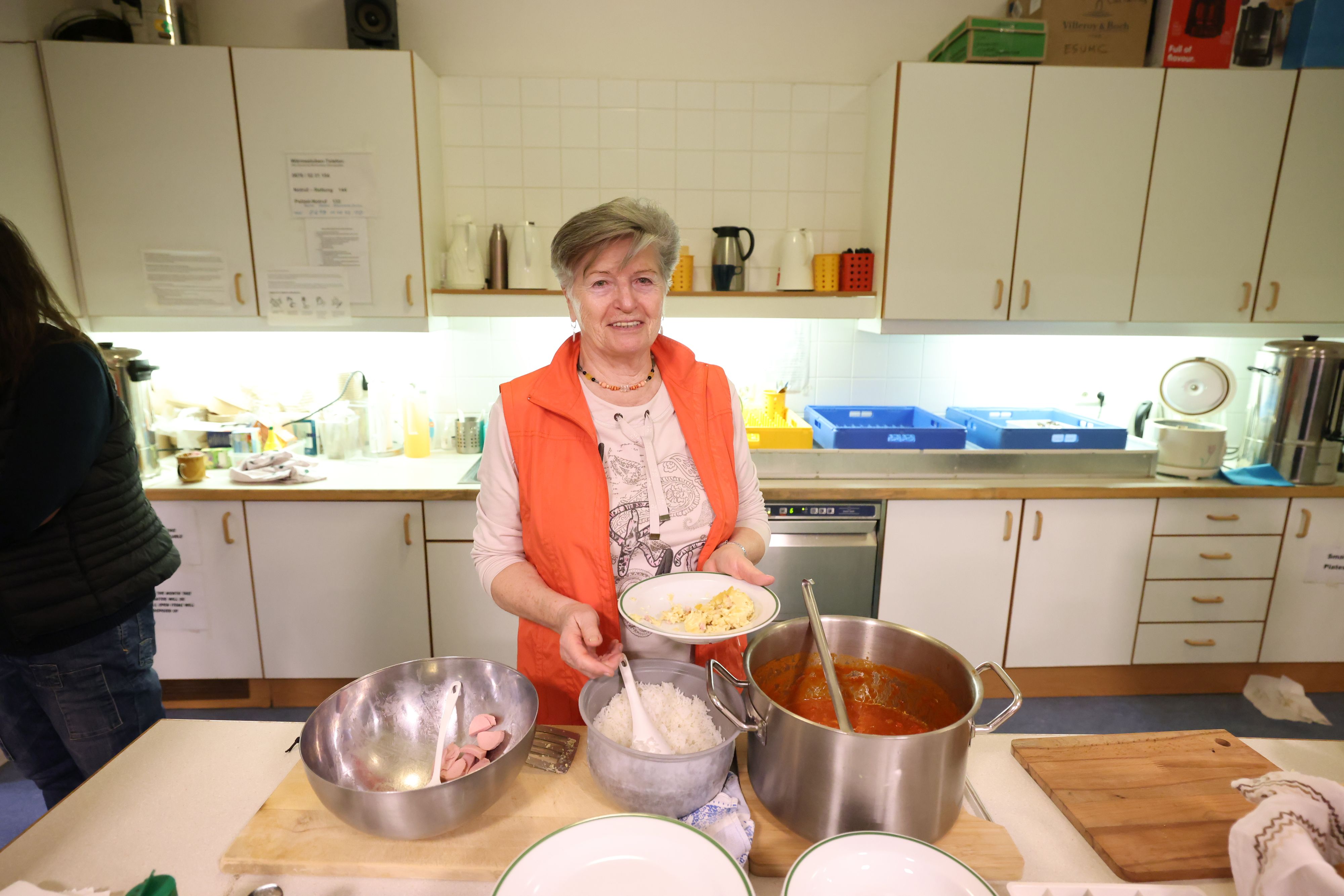 Angelika (76) hilft in ihrer Freizeit ehrenamtlich in der Wärmestube der Caritas aus.&nbsp;