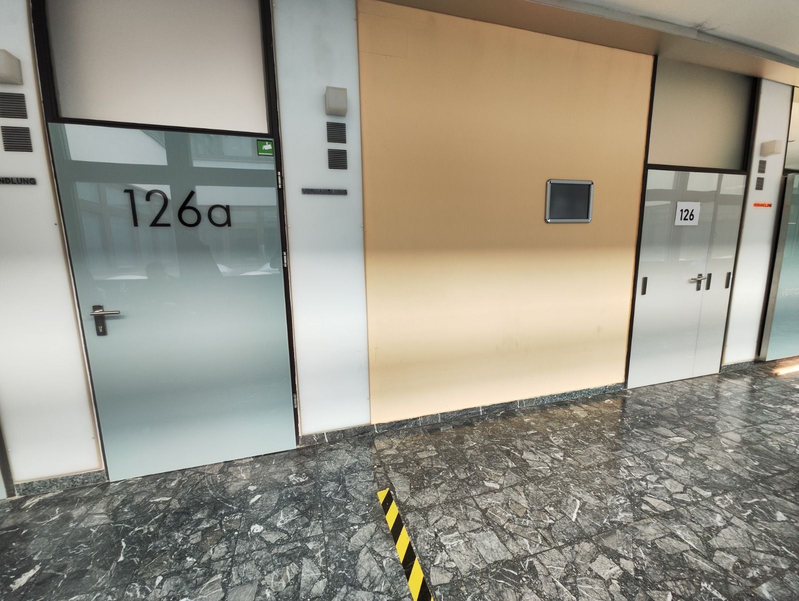 Hinter diesen Türen am Landesgericht Innsbruck wurde am Dienstag über René Benkos Privatvermögen verhandelt. 