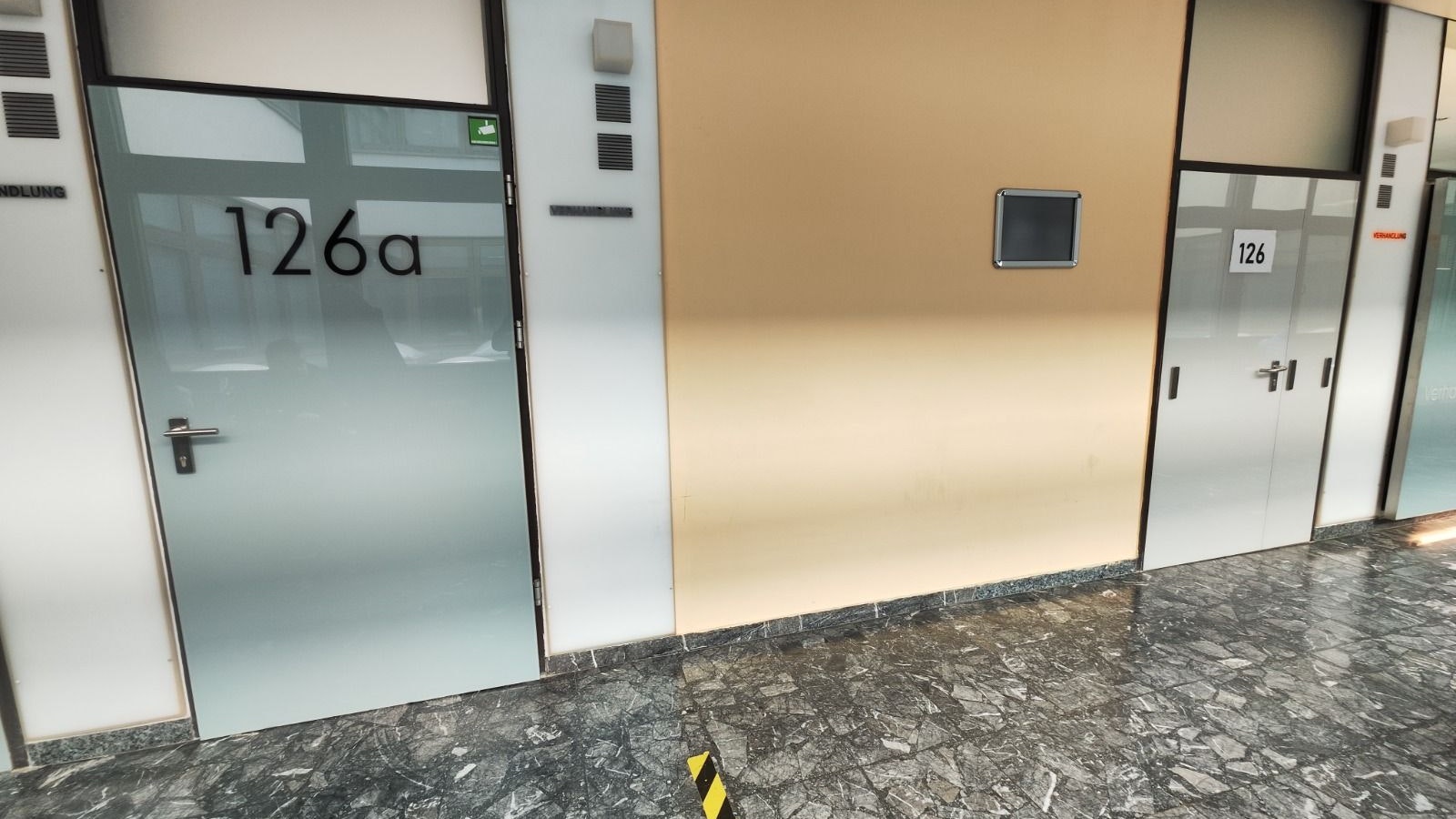 Hinter diesen Türen am Landesgericht Innsbruck wurde am Dienstag über René Benkos Privatvermögen verhandelt. 