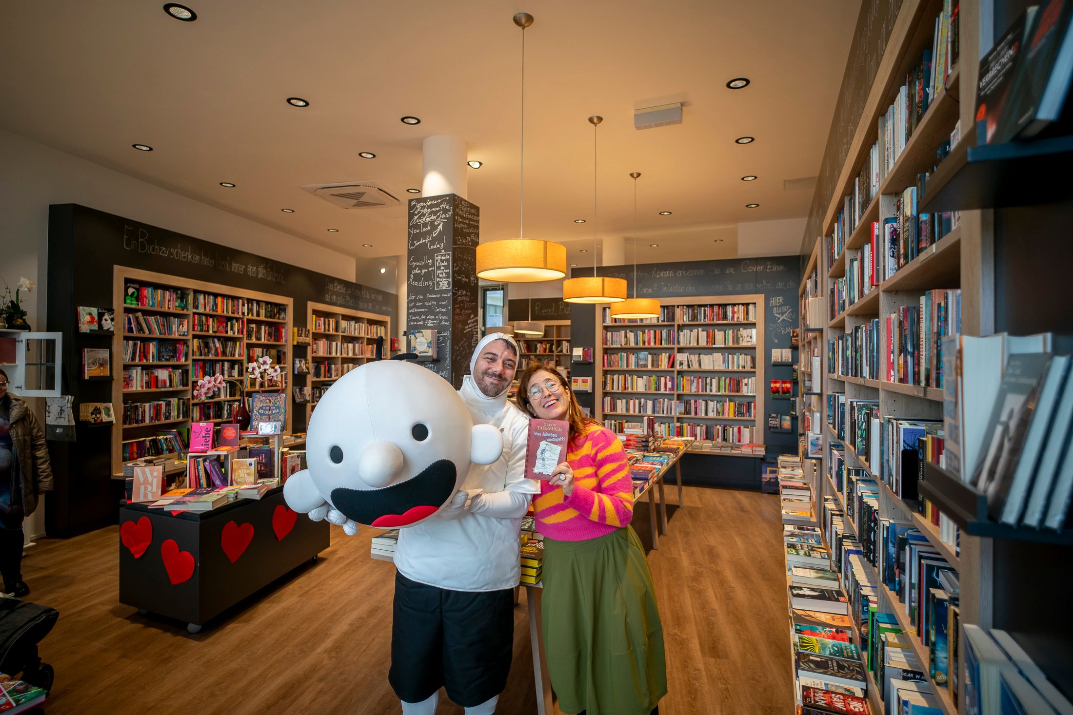 Johannes Kößler und Bettina Wagner leiten die Buchhandlung Seeseiten in der Seestadt Aspern.