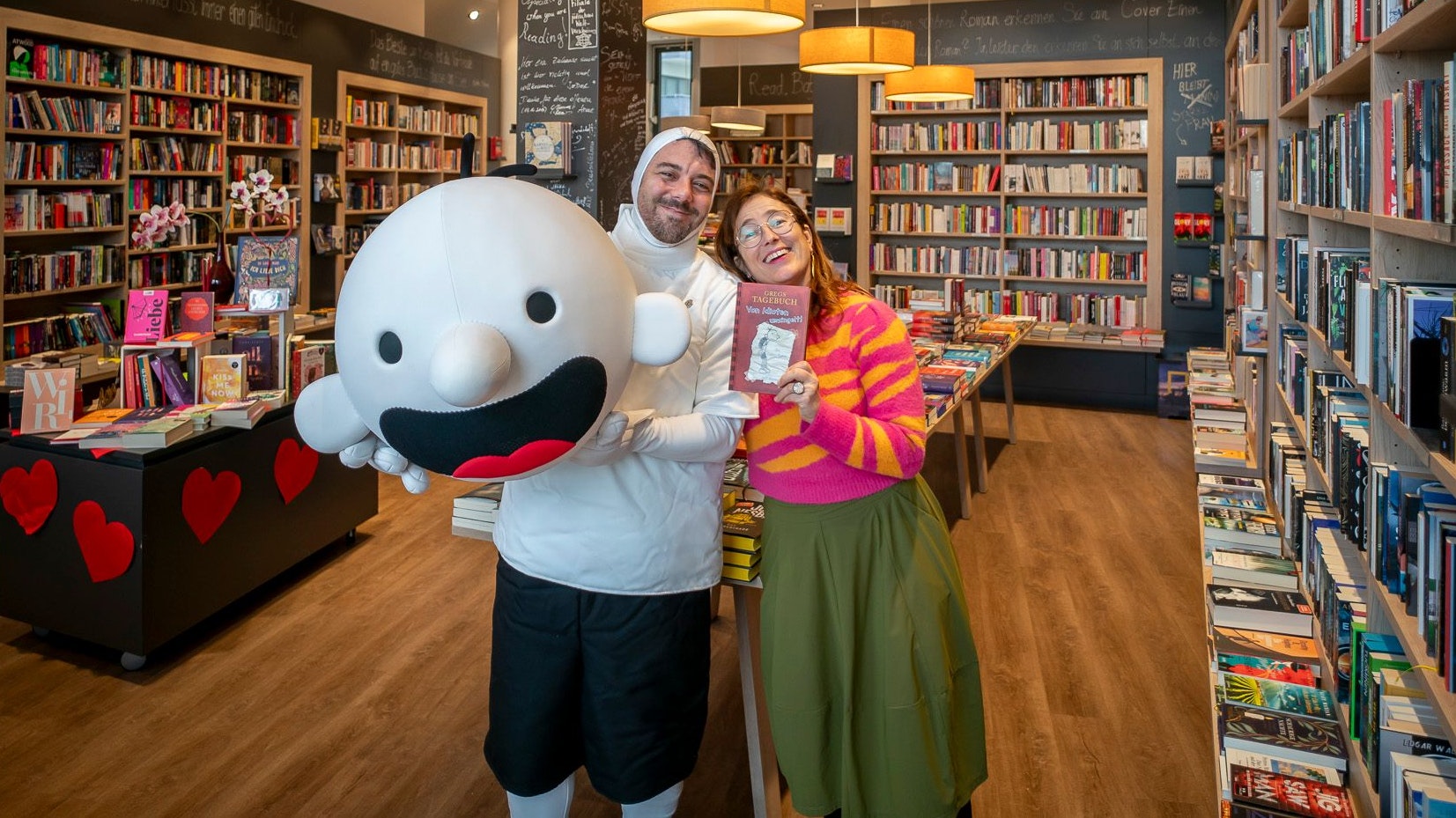johannes kößler (greg kostüm) und bettina wagner von der buchhandlung seeseiten in der seestadt aspern in ihrer buchhandlung, 20240212 foto: helmut graf/tageszeitung heute