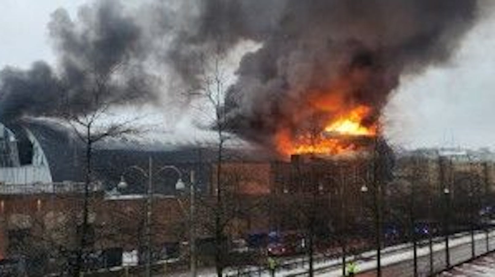 Rutsche explodiert – Flammen-Inferno in Wasserpark