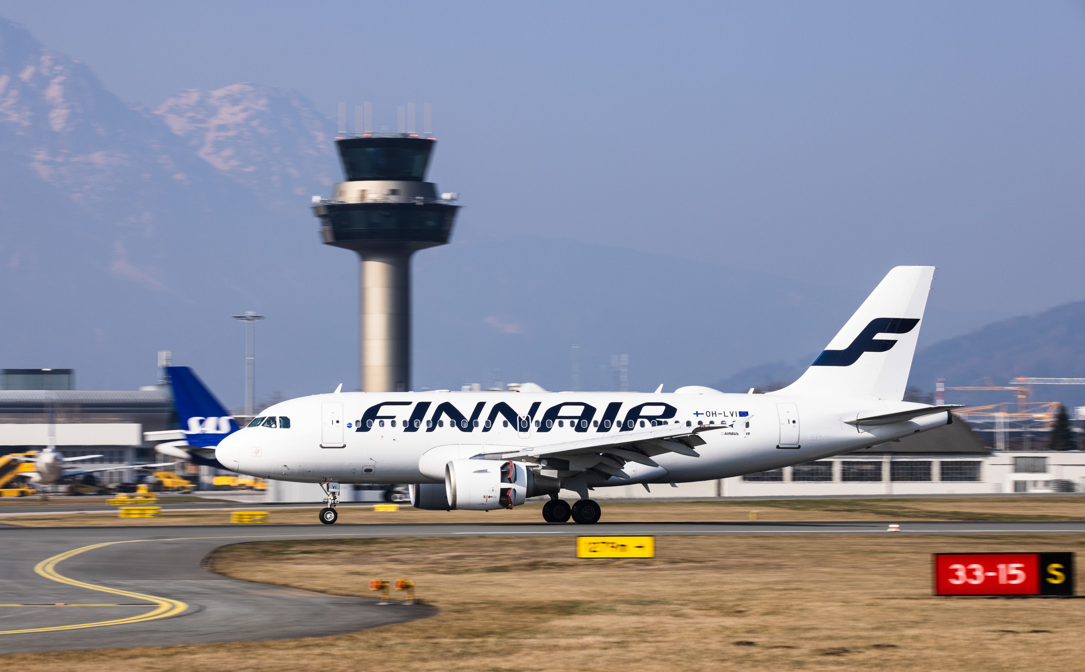 Die Finnair Maschine des Typs Airbus A319-112 nach ihrer Landung am Salzburg Airport W. A. Mozart.