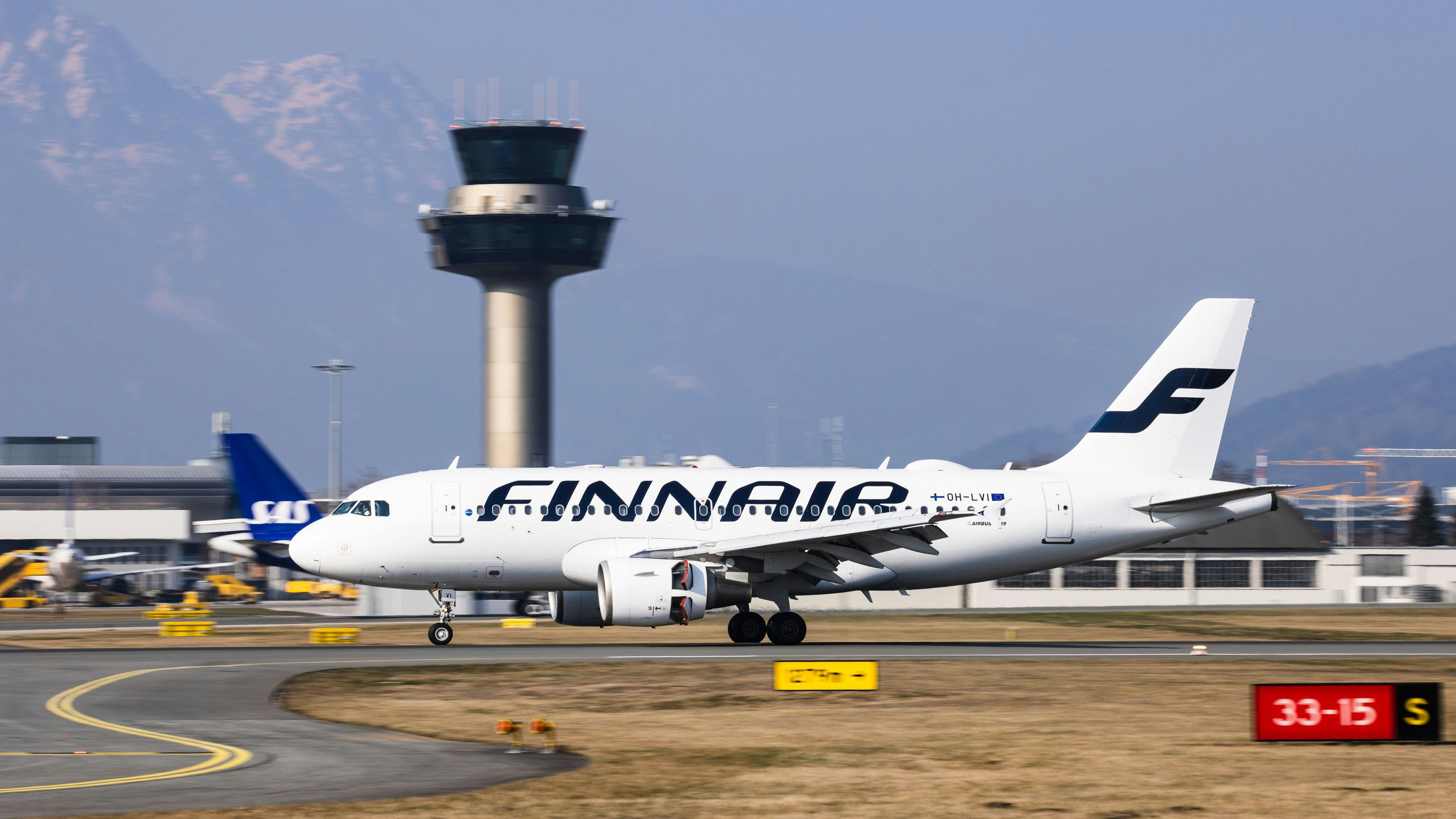 Download von www.picturedesk.com am 13.02.2024 (14:55).  19.03.2022, Flughafen Salzburg, Österreich (Austria): Die Finnair Maschine des Typs Airbus A319-112 mit der Kennung OH-LVI nach ihrer Landung am Salzburg Airport W. A. Mozart (SZG) Fotocredit: Martin Huber - 20220319_PD24358 - Rechteinfo: Rights Managed (RM)