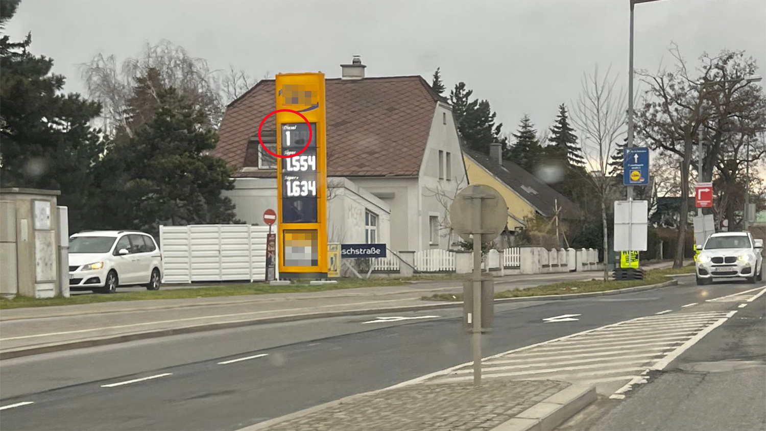 Eine Anzeigentafel einer Tankstelle brachte Jasmina am Dienstag aus der Fassung. Leider handelte es sich allerdings nur um einen technischen Fehler.