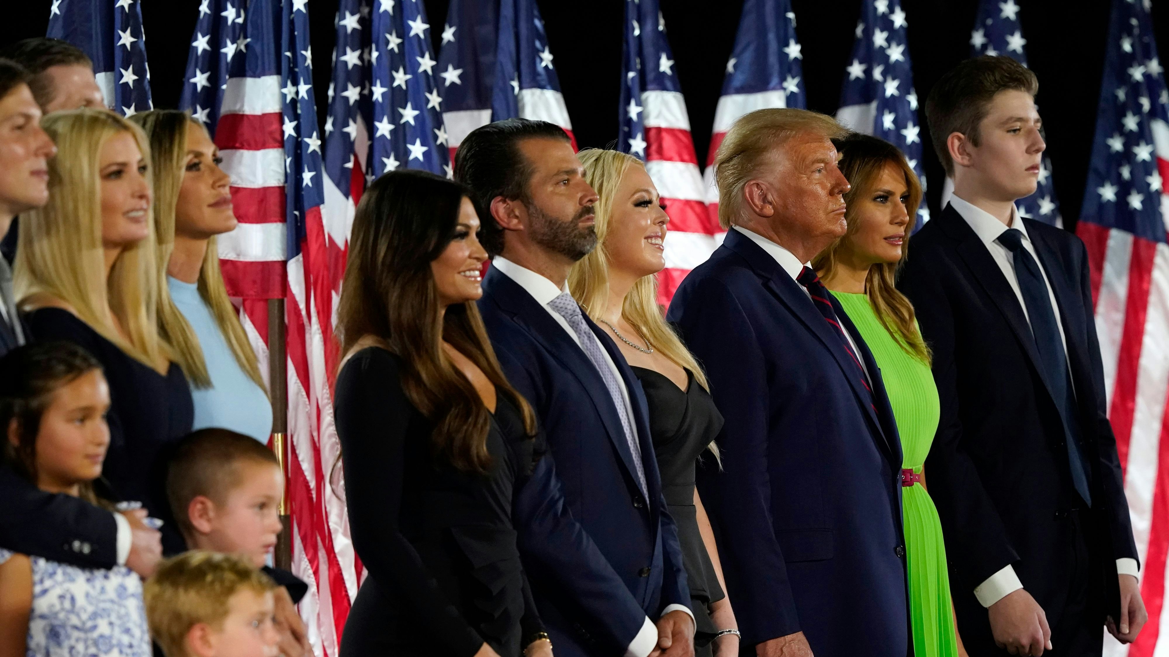 Download von www.picturedesk.com am 13.02.2024 (19:52).  From left, Jared Kushner and his wife Ivanka Trump, Eric and Lara Trump, Kimberly Guilfoyle and Donald Trump Jr., Tiffany Trump, President Donald Trump and first lady Melania Trump and Barron Trump stand on stage on the South Lawn of the White House on the fourth day of the Republican National Convention, Thursday, Aug. 27, 2020, in Washington. (AP Photo/Alex Brandon) - 20200828_PD3584 - Rechteinfo: Rights Managed (RM)