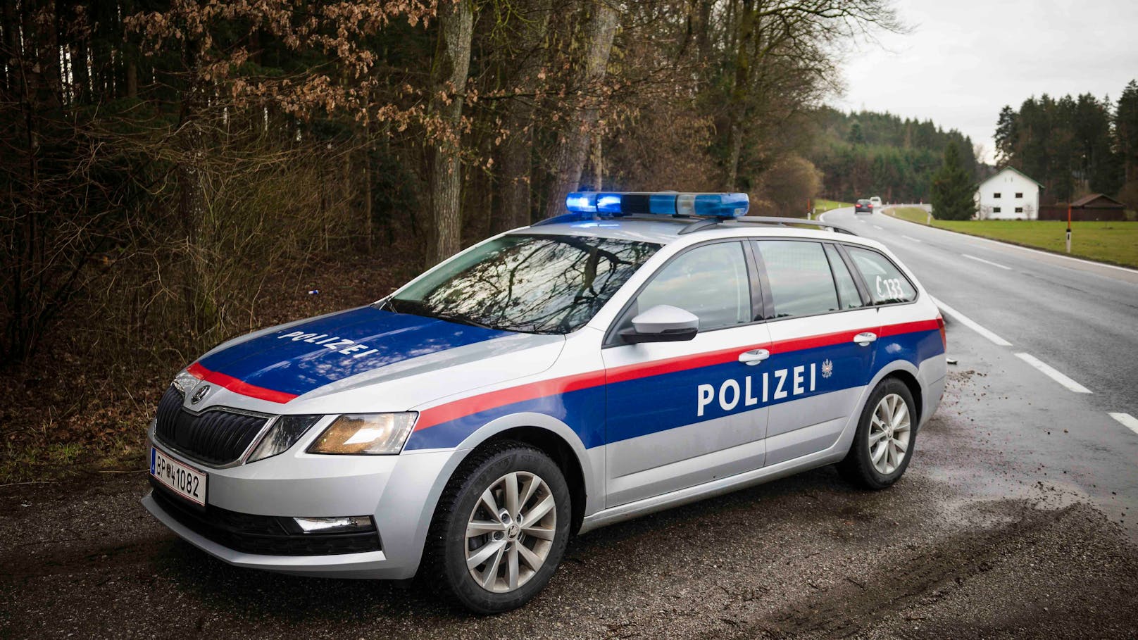 Unfall mit Rennrad! Polizei sucht diesen Autofahrer