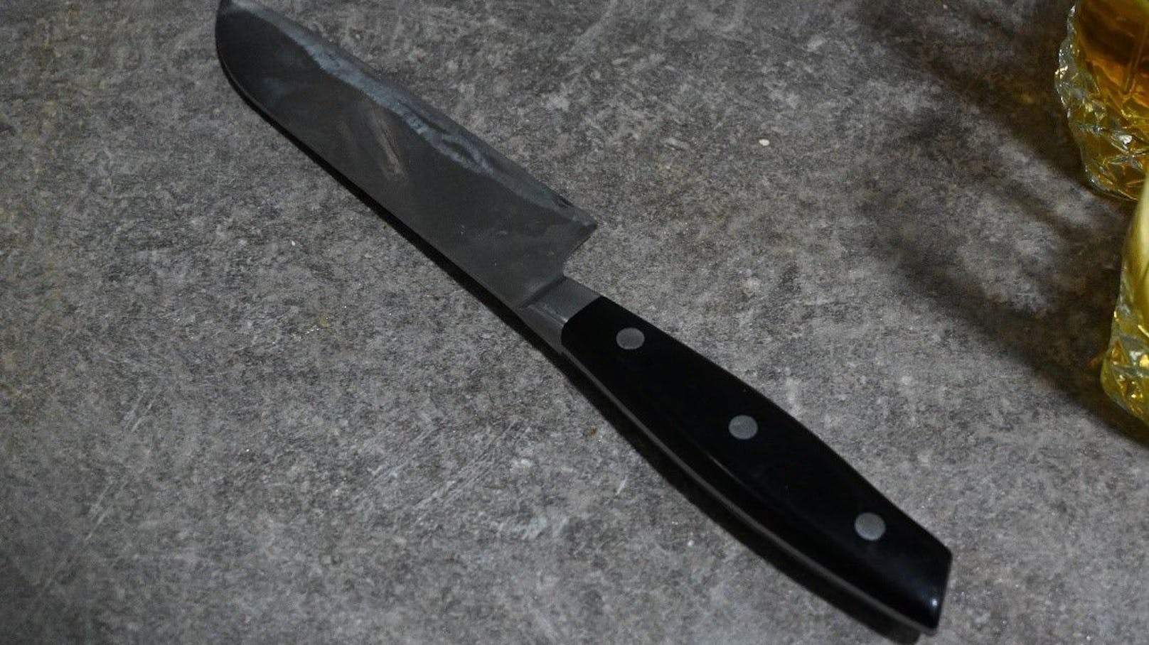 Gast (28) geht mit Messer auf Lokal-Chef in Wien los