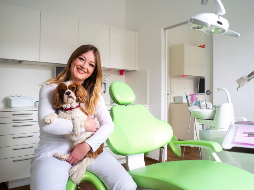 Zahnärztin Elisabeth Ingerle mit ihrer Assistentin 