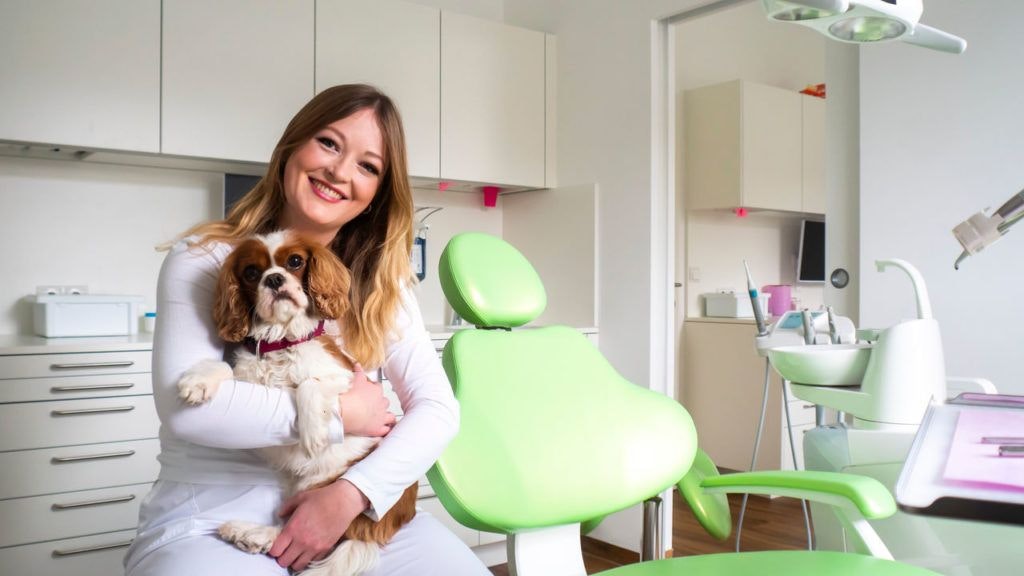 Zahnärztin Elisabeth Ingerle mit ihrer Assistentin "Susie".