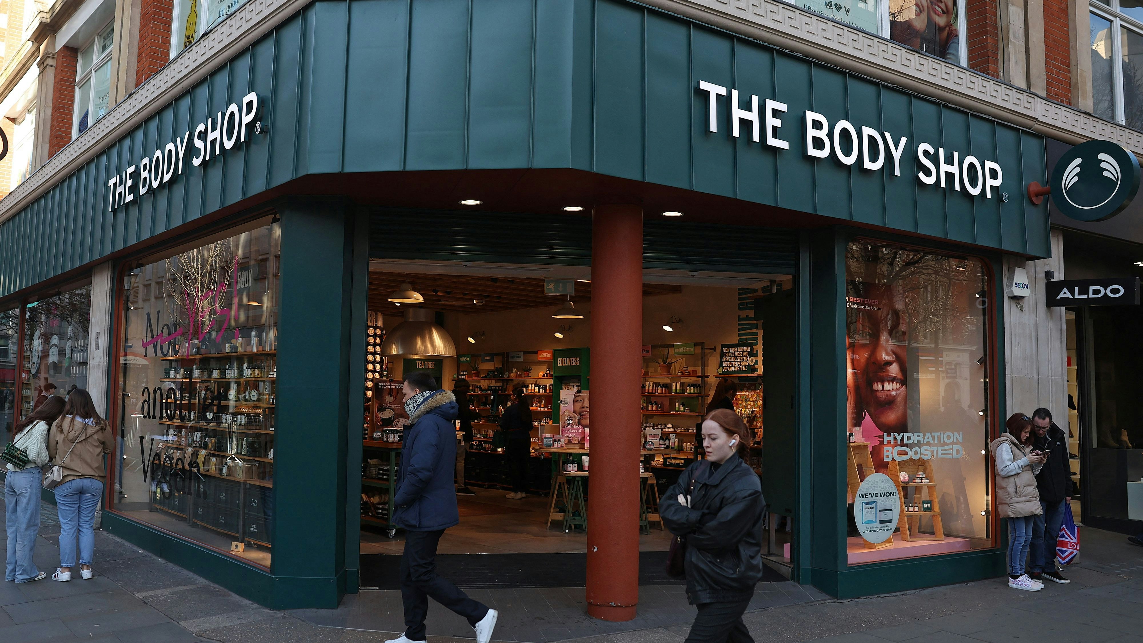 Download von www.picturedesk.com am 13.02.2024 (14:52).  Pedestrians walk bas a branch of The Body Shop in central London on February 12, 2024. The Body Shop, the near 50-year-old cosmetics company renowned for its ethical hair and skin products, is near bankrupt in the UK after poor Christmas trade, according to reports in British media. (Photo by Daniel LEAL / AFP) - 20240212_PD5265 - Rechteinfo: Rights Managed (RM) Nur für redaktionelle Nutzung! Werbliche Nutzung erfordert Freigabe: bitte schicken Sie uns eine Anfrage.