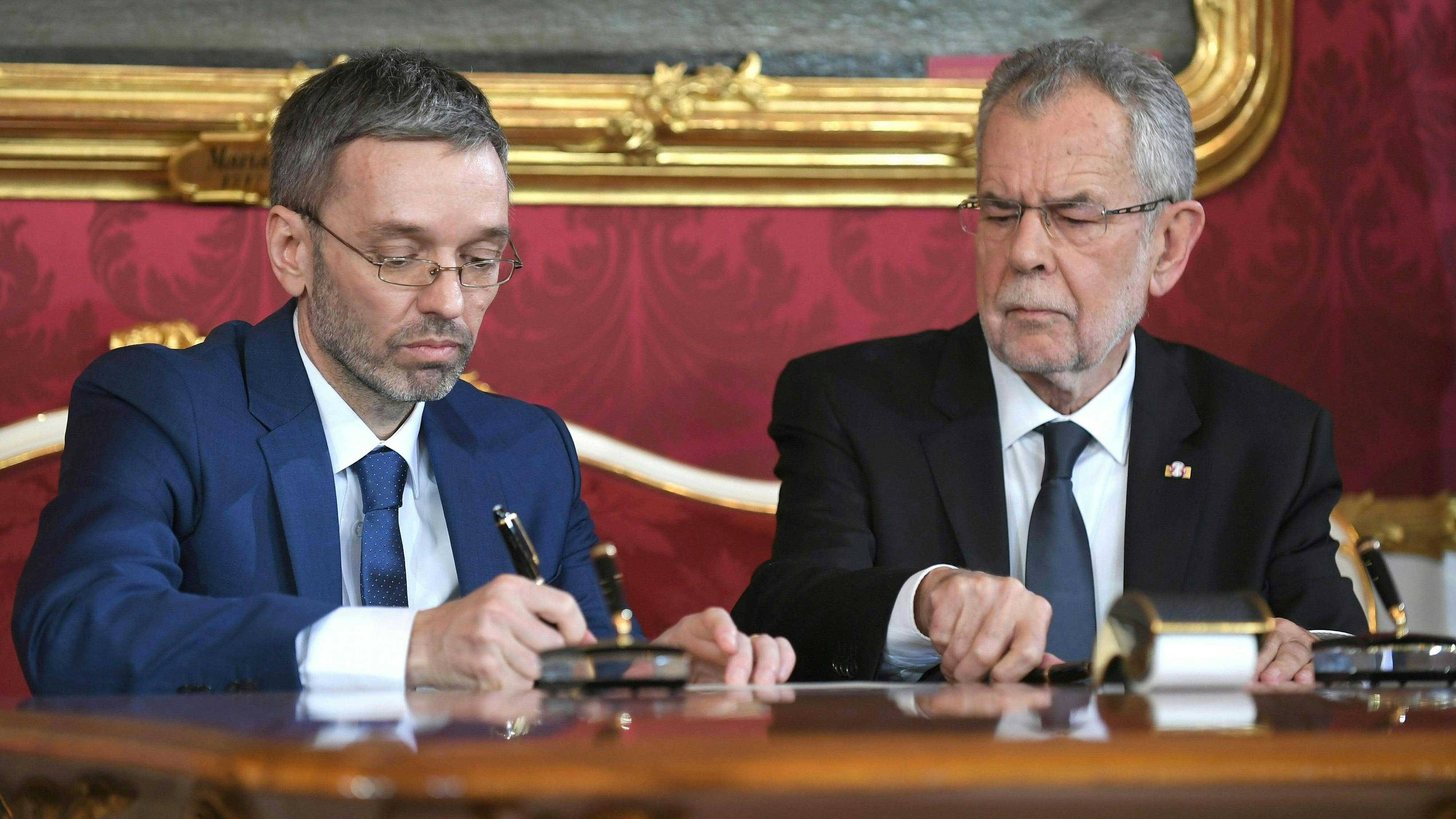 Ein Blick sagt mehr als 1.000 Worte: Bundespräsident Van der Bellen 2017 bei der Angelobung von Herbert Kickl als Innenminister der Regierung Kurz
