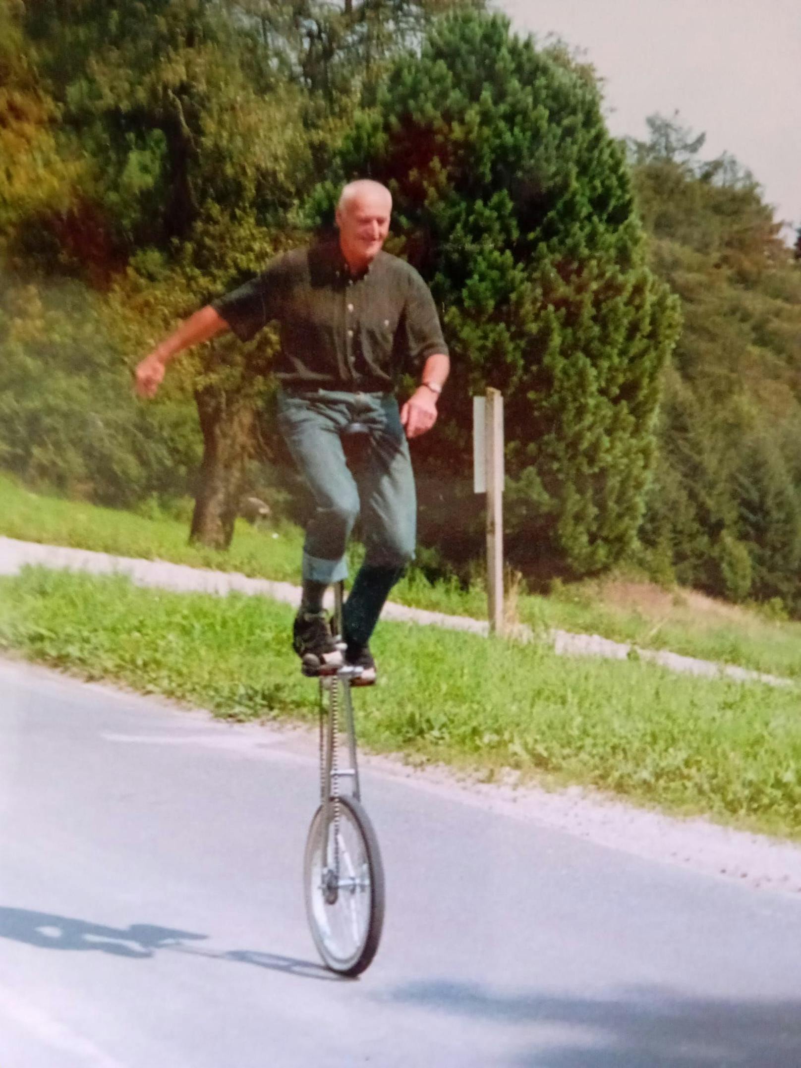 Der 84-Jährige liebt auch das Einrad fahren.