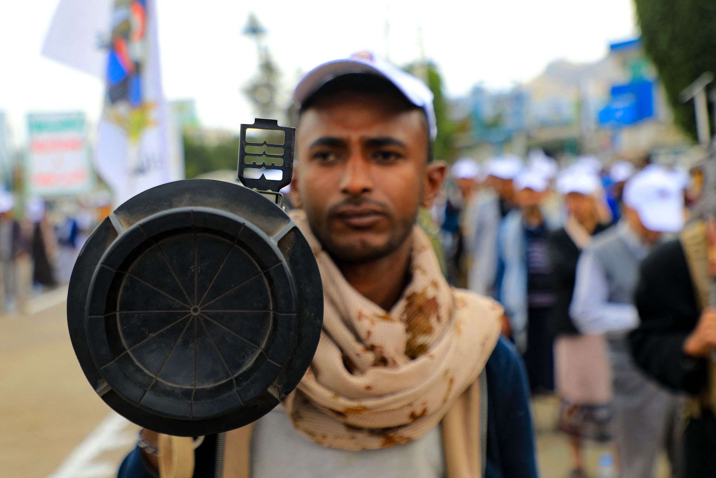 Ein Huthi-Anhänger bei einer Pro-Palästina-Demo in der Hauptstadt des Jemens. Die Huthi sollen auch Austro-Waffen einsetzen. (Symbolbild)